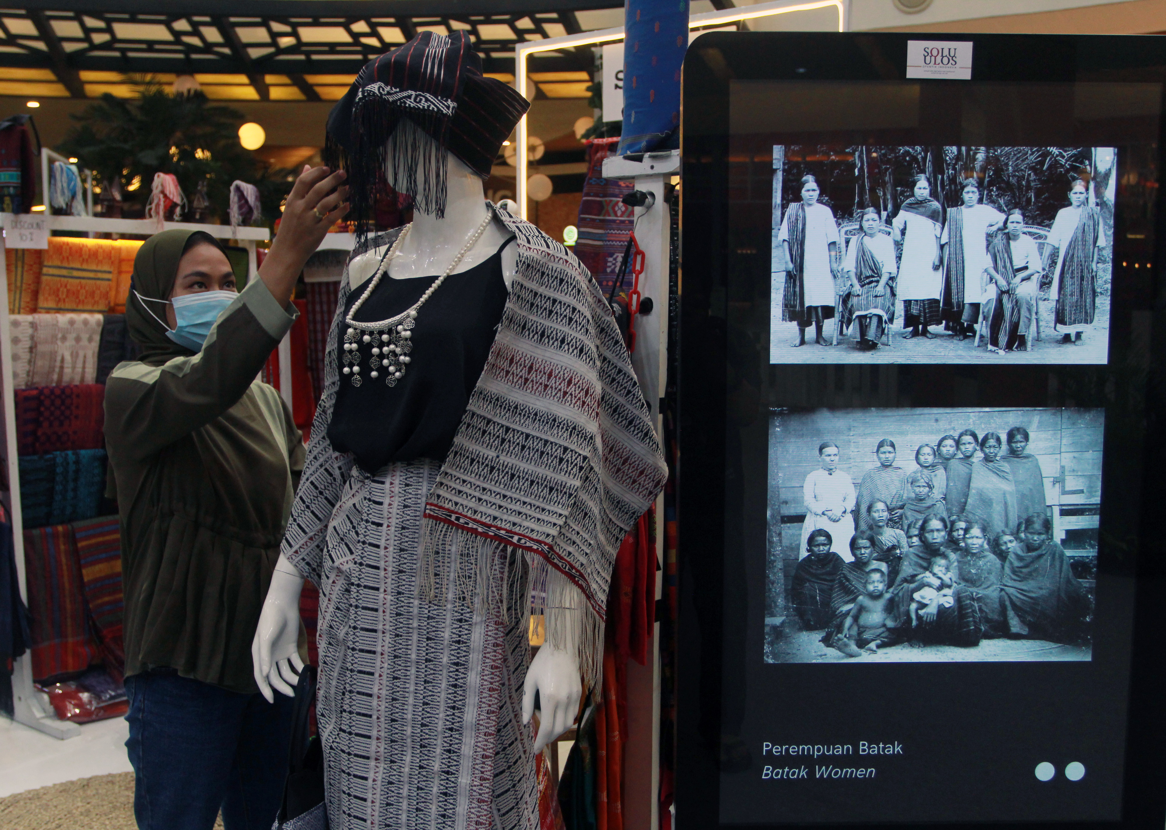 Pengunjung melihat kain ulos yang dipamerkan dalam Pekan Raya Produk Kreatif dan Kuliner Sumut di Gading Serpong, Tangerang, Banten