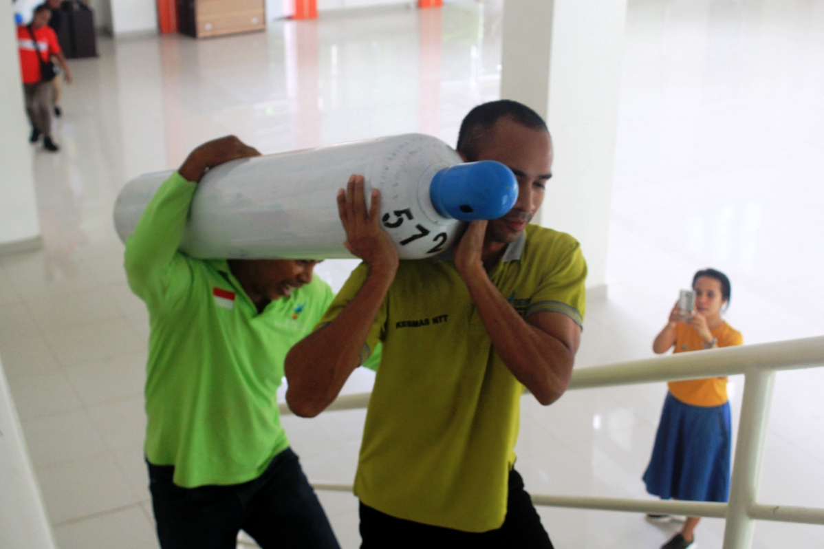 Petugas memindahkan tabung oksigen ke lantai dua Rumah Sakit Fakultas Kedokteran, Universitas Nusa Cendana Kupang, Nusa Tenggara Timur (NTT)