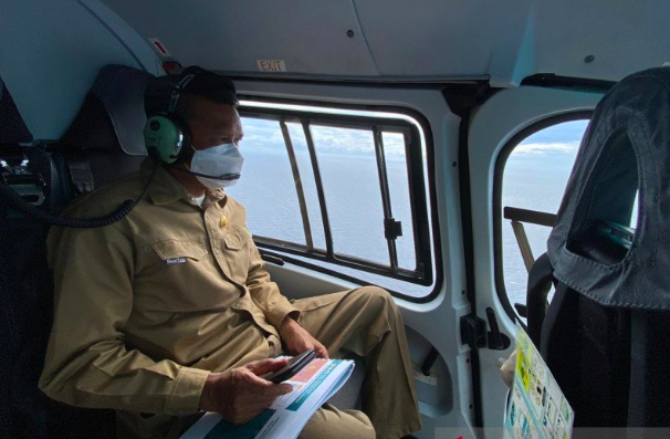 Gubernur Sulsel Nurdin Abdullah saat meninjau Pulau Lantigiang Selayar menggunakan helikopter didampingi Bupati Selayar, Rabu (3/02/2020).