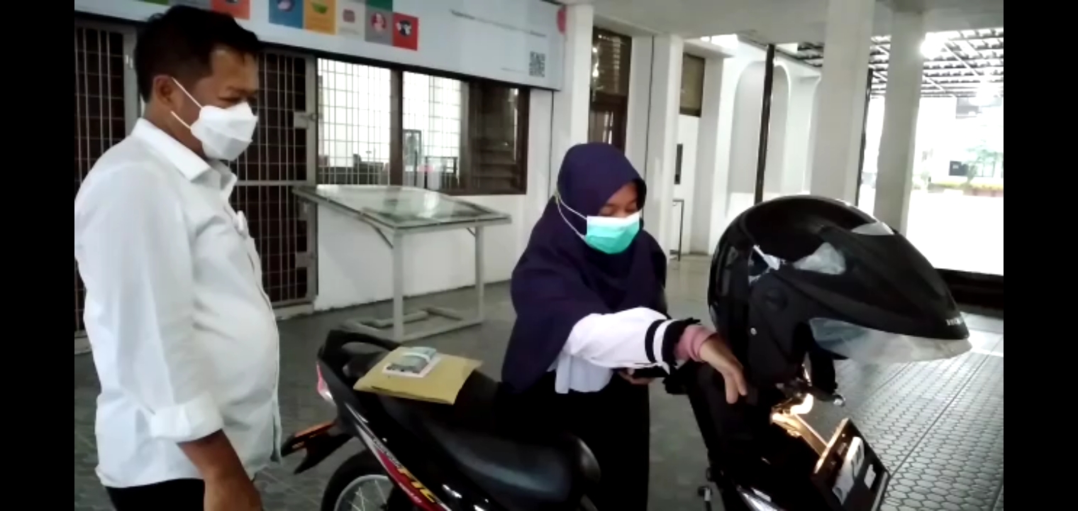 Nurul Hasanah menjajal sepeda motor hadiah Rektor USU DR Muryanto Amin.