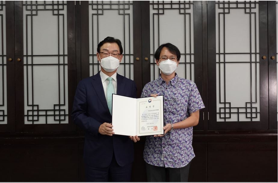 Penyerahan Sertifikat Best KCC oleh Duta Besar Korea Selatan Park Tae Sung