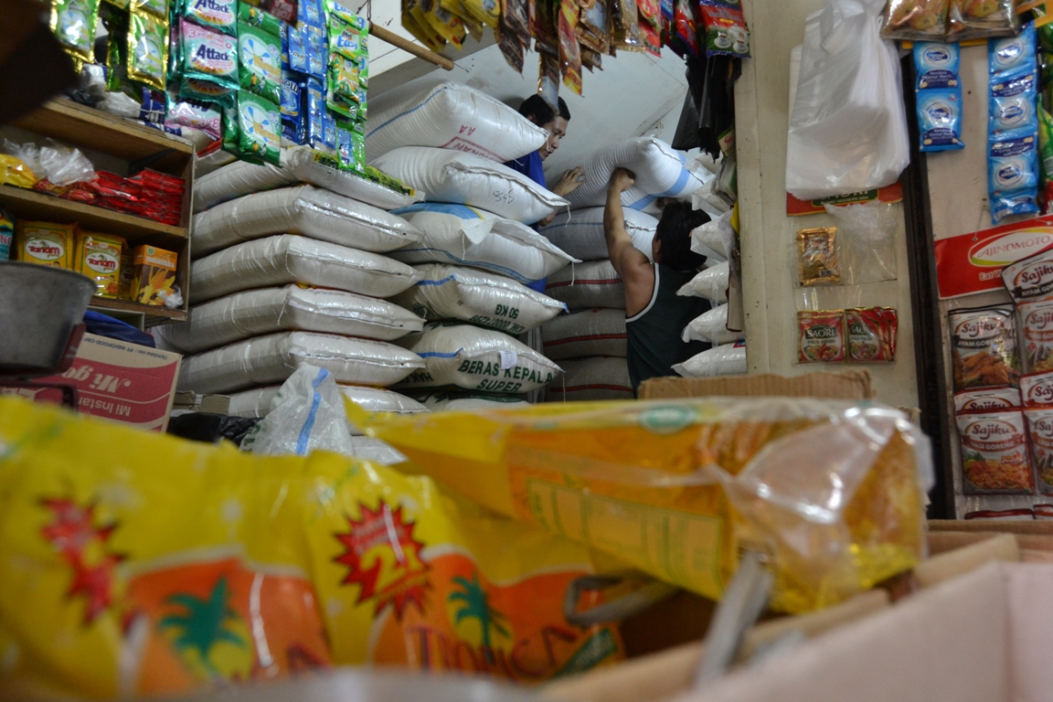 Penjual minyak goreng kemasan di Pasar Tradisional Depok Jaya, Pancoranmas, Depok
