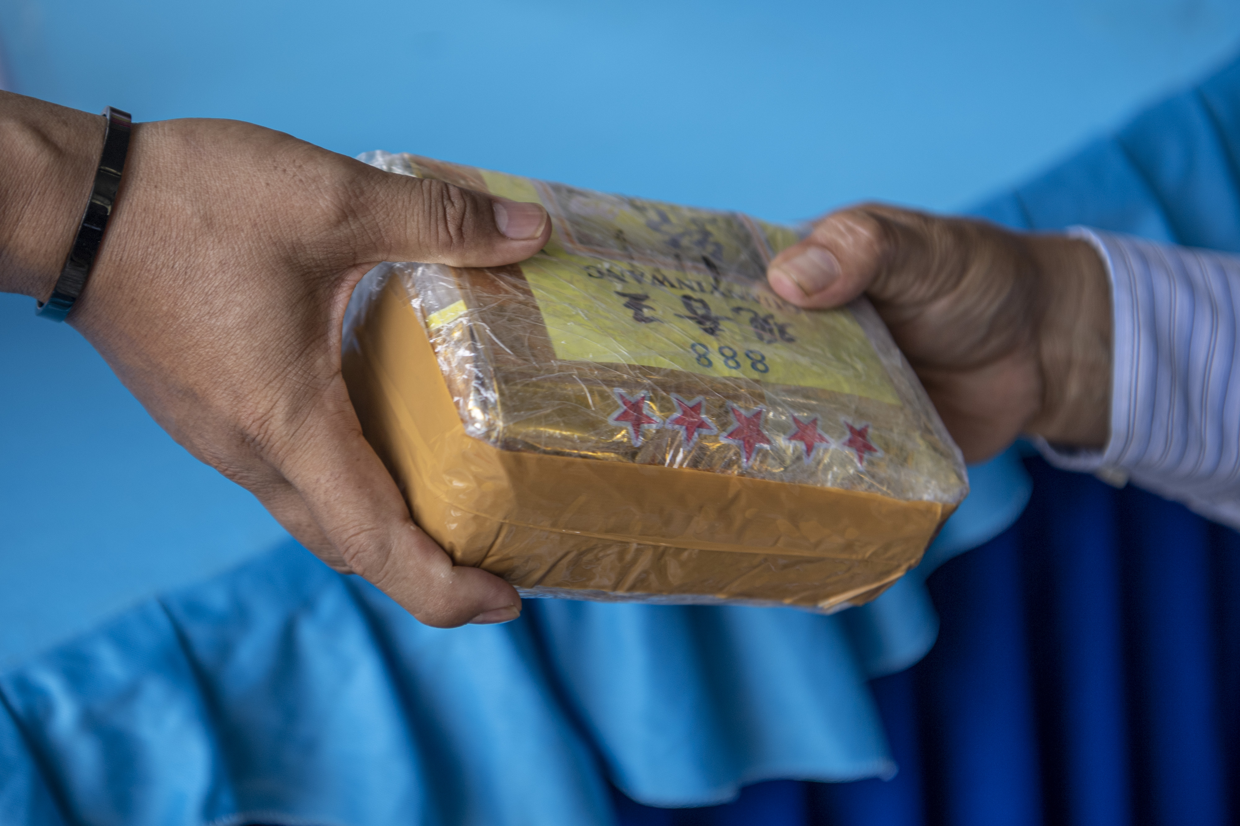 Ilustrasi penyidik memegang barang bukti narkoba jenis sabu.