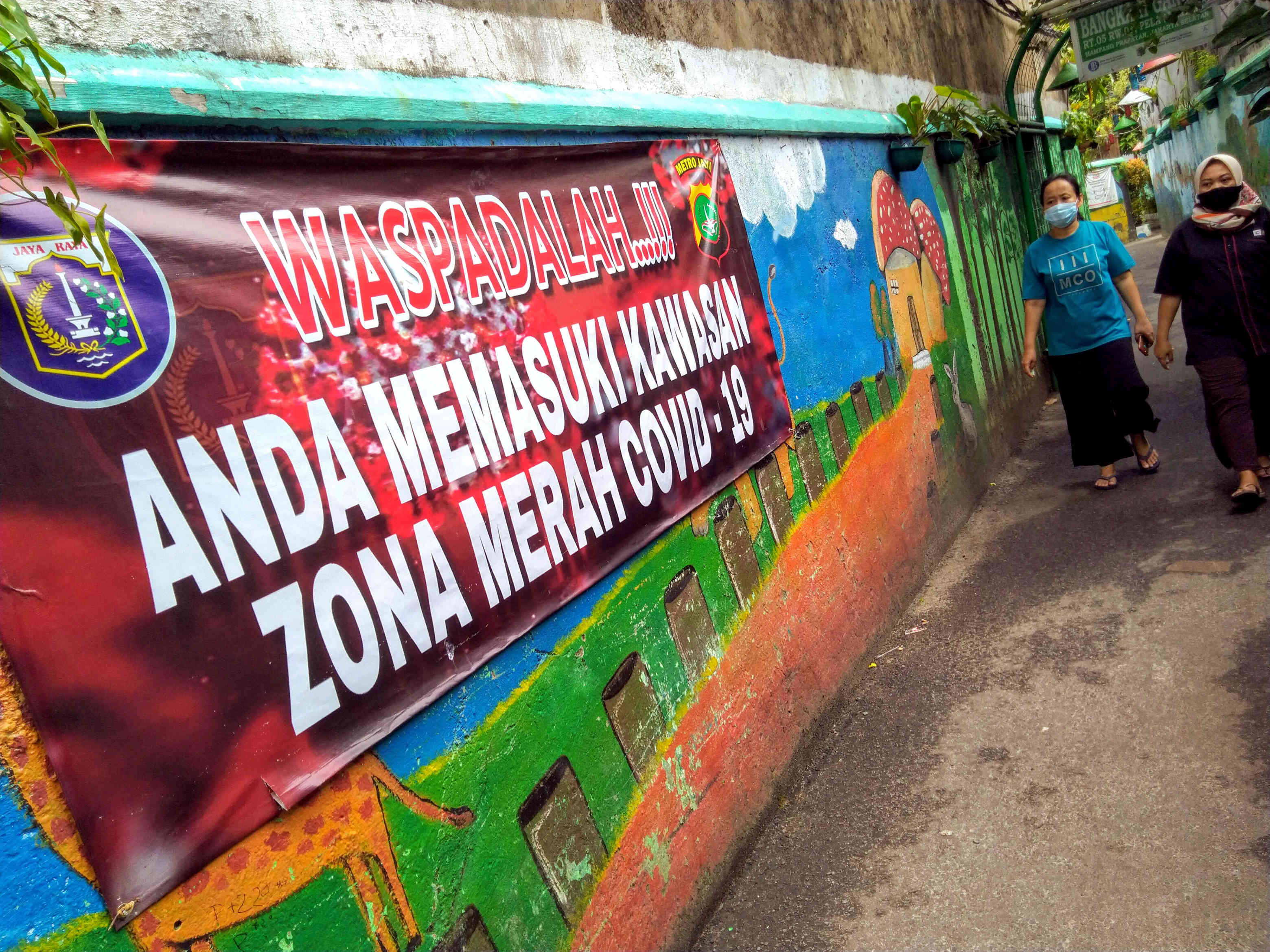 Warga beraktivitas di tengah masa PPKM skala mikro di wilayah Pela Mampang, Jakarta.