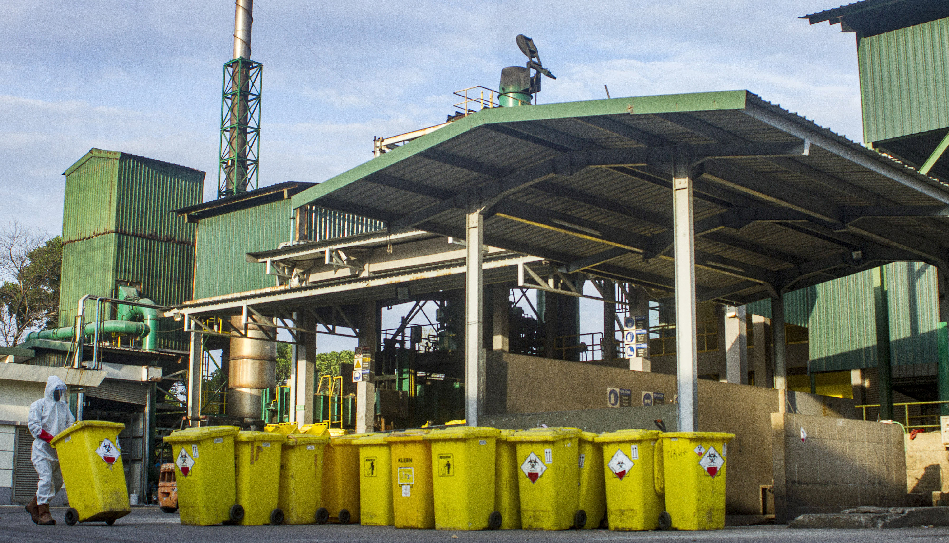 Petugas membenahi 'Wheeled Bin' atau tempat sampah beroda untuk membawa limbah medis 