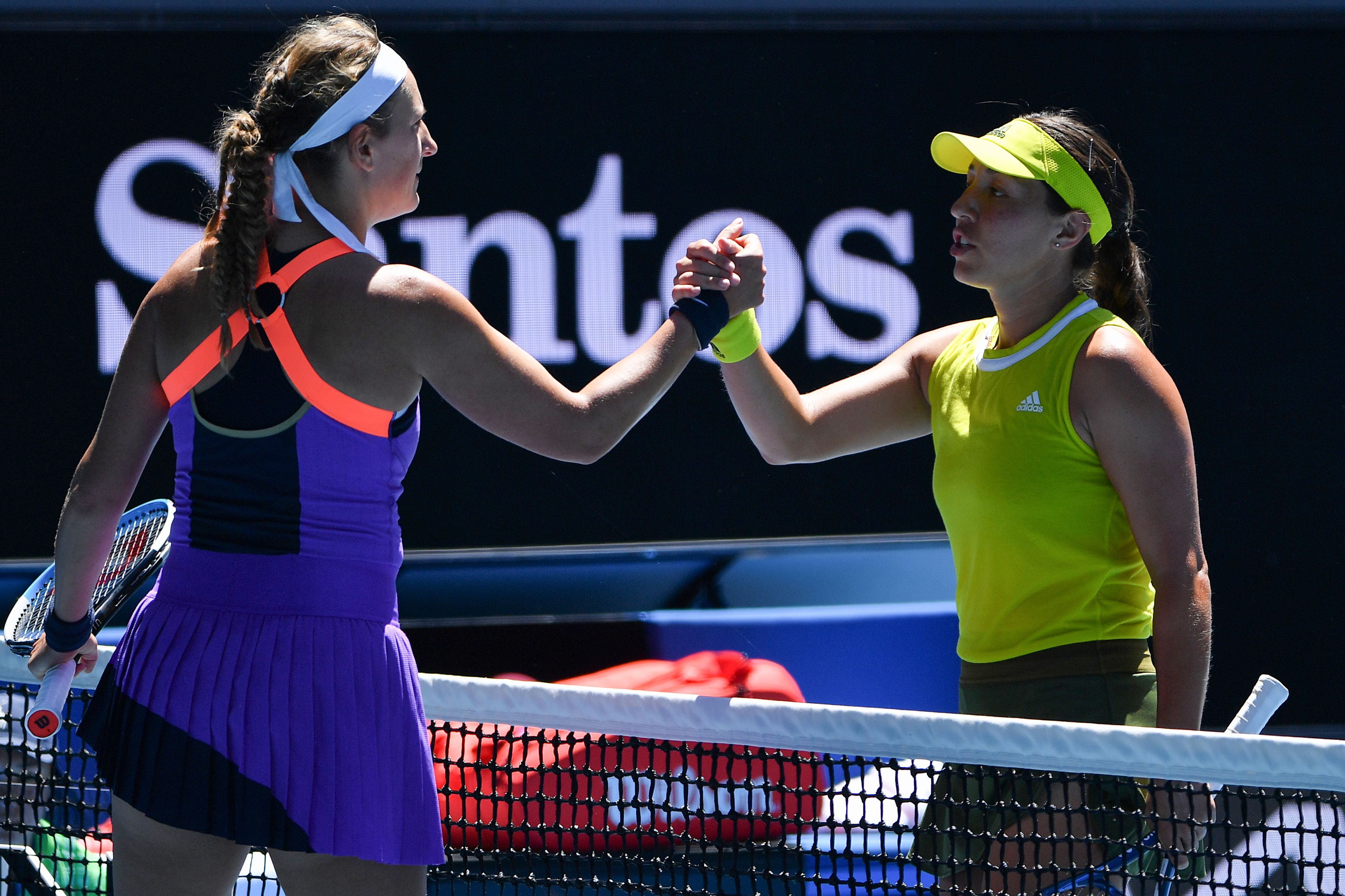 Setelah memenangi pertandingan, Jessica Pegula dari AS bersalaman dengan petenis Belarus, Victoria Azarenka.