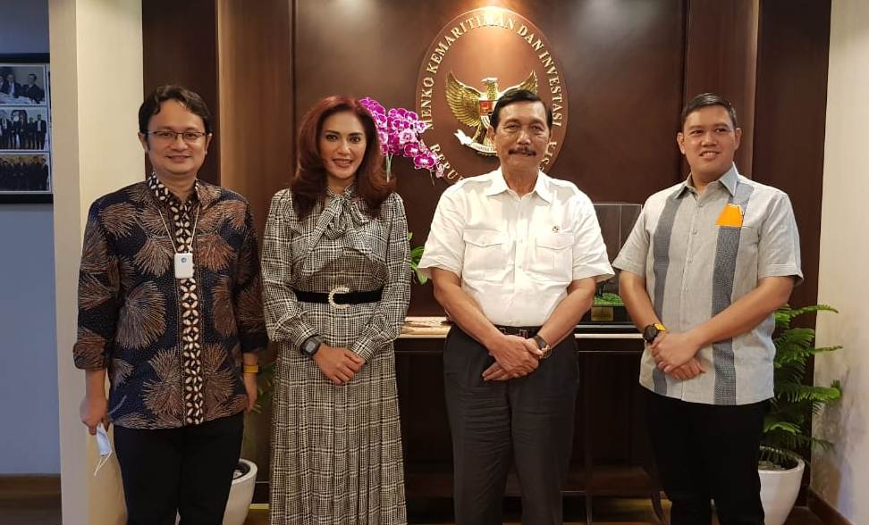 Menko Kemaritiman dan Investasi, Luhut Pandjaitan (kedua dari kiri) bertemu Anggota Komisi I DPR RI Dave Laksono (kiri).