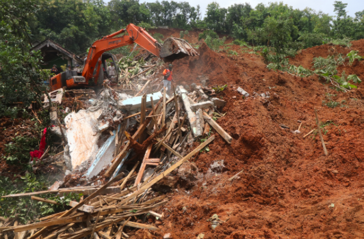 Petugas mengoperasikan alat berat untuk mencari korban tanah longsor di Desa Ngetos, Nganjuk, Jawa Timur, Senin (15/2/2021). 