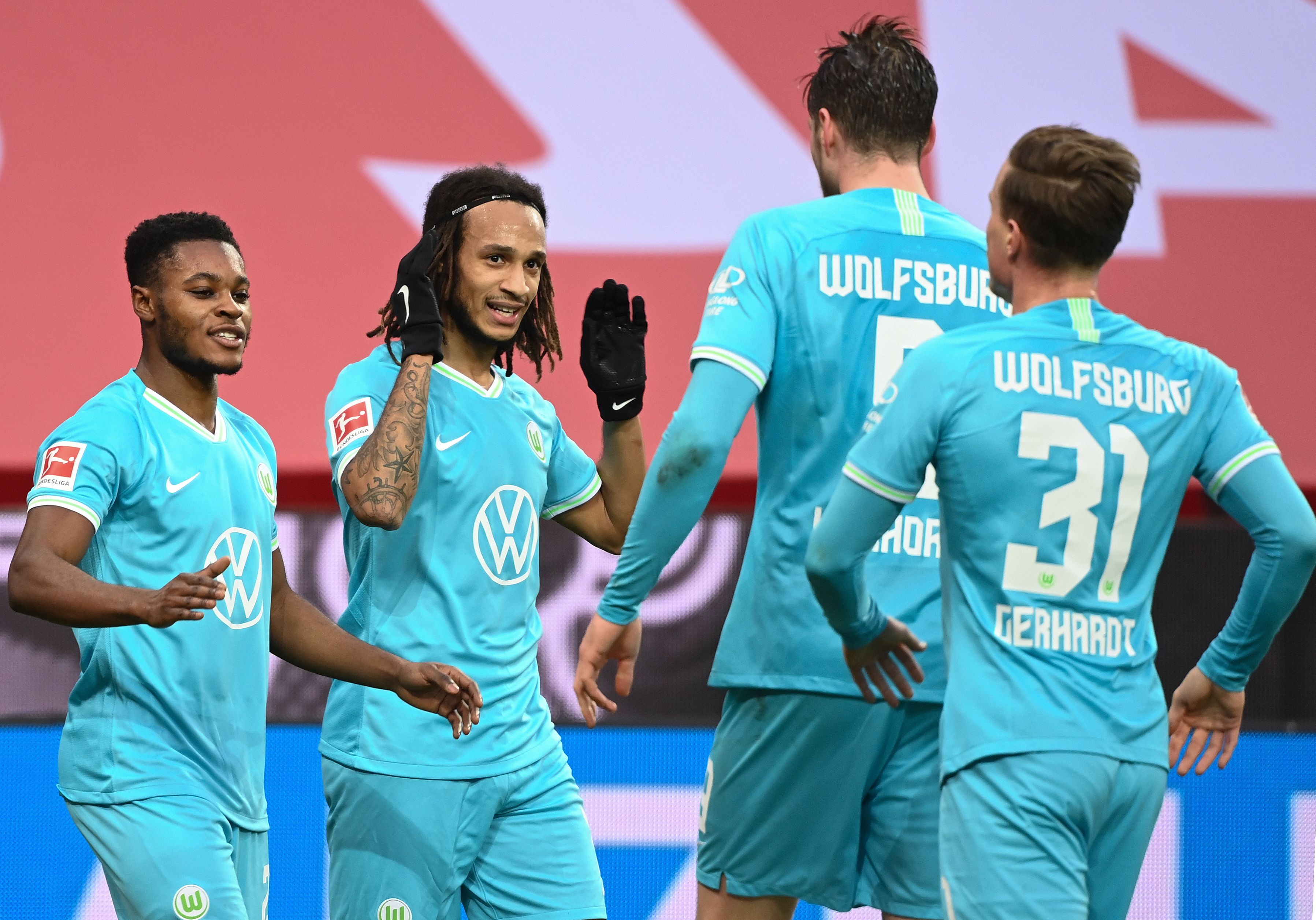 Pemain Wolfsburg merayakan gol