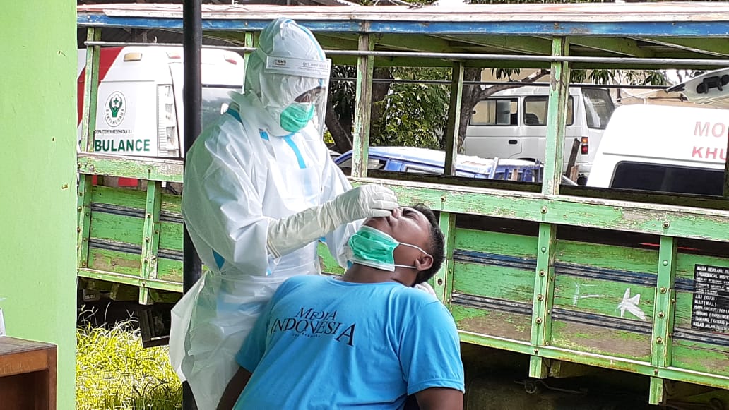 Wartawan mediaindonesia.com jalani tes antigen untuk meliput kunjungan kerja Presiden Jokowi ke Sikka, namun dibatalkan, Selasa (16/2)