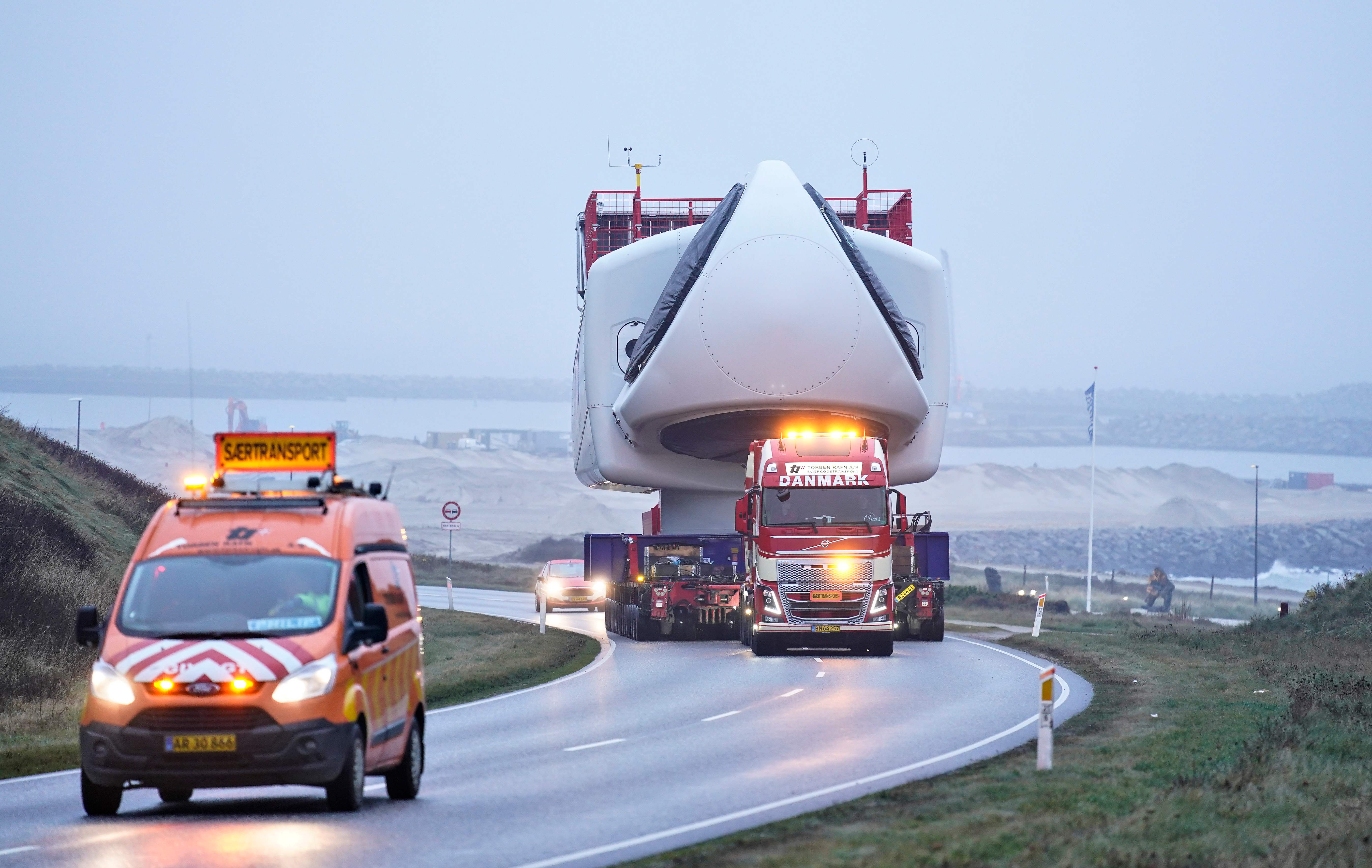 Kendaraan berat yang mengangkut turbin angin.Denmark bakal kembangkan Pembangkit Tenaga Angin di Pulau Buatan