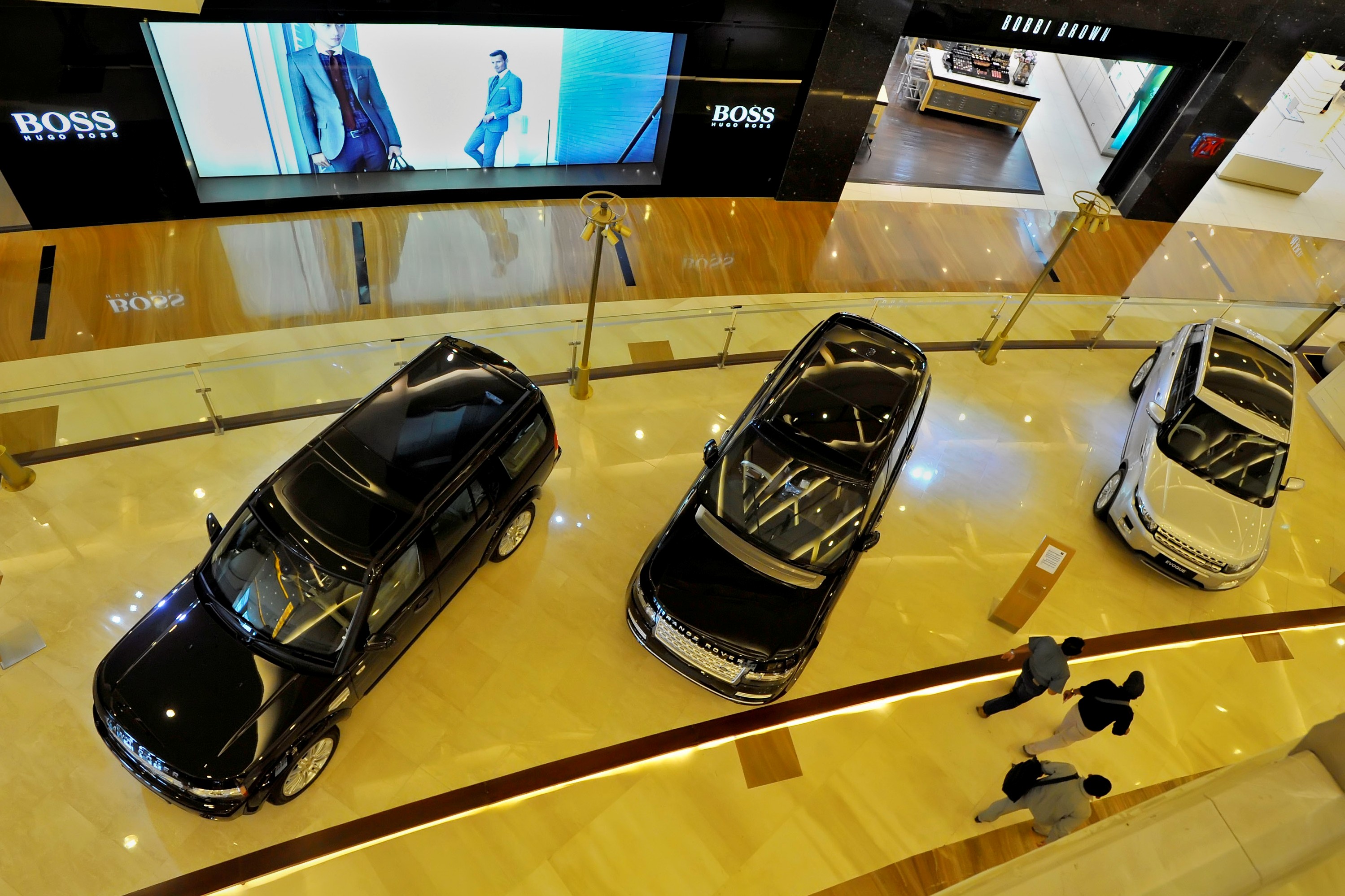 Pengunjung mengamati deretan mobil mewah yang dipajang di Jakarta, beberapa waktu lalu.