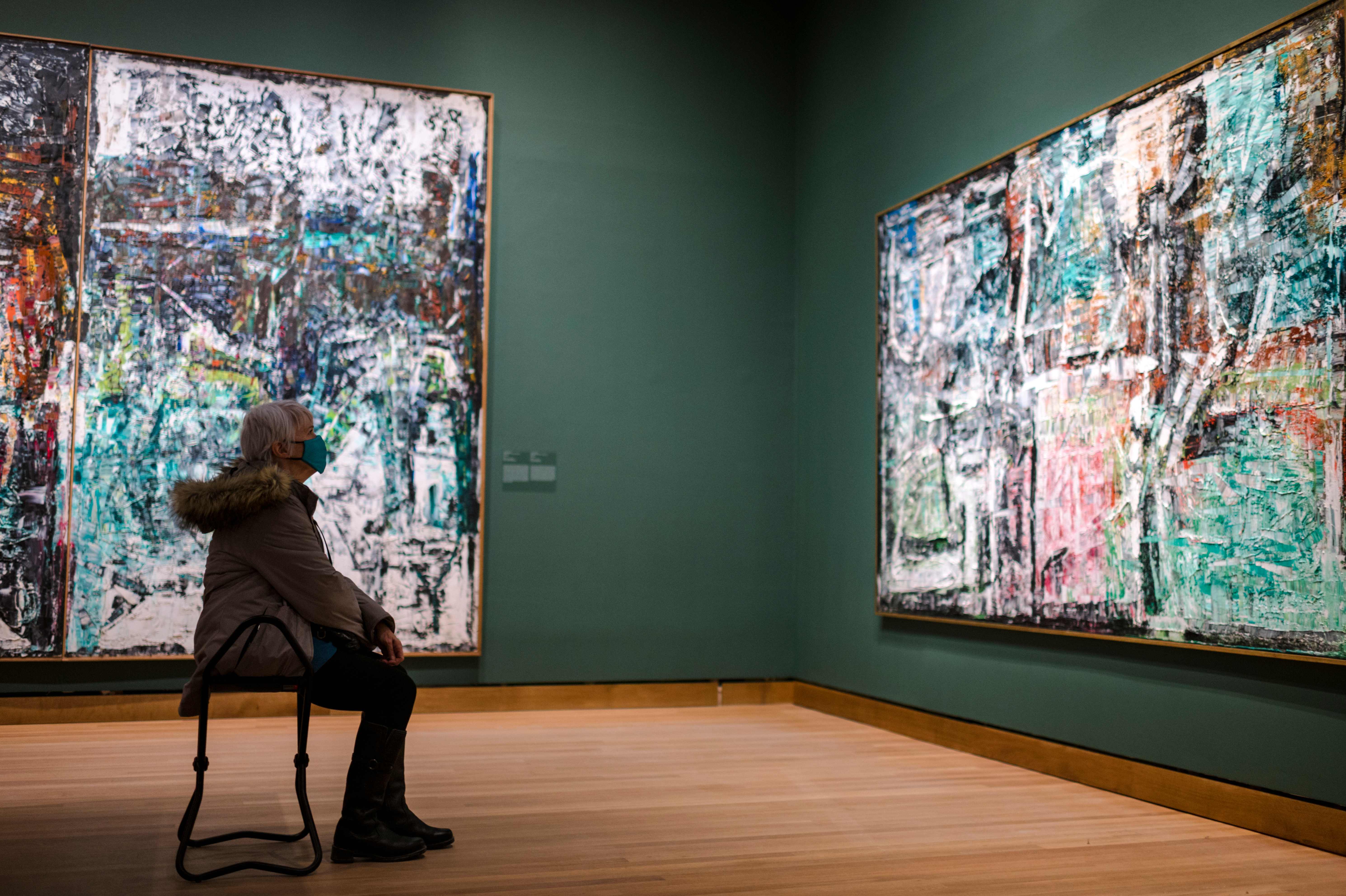 Pengunjung memerhatikan lukisan di Montreal Museum of Fine Arts di Montreal, Kanada.