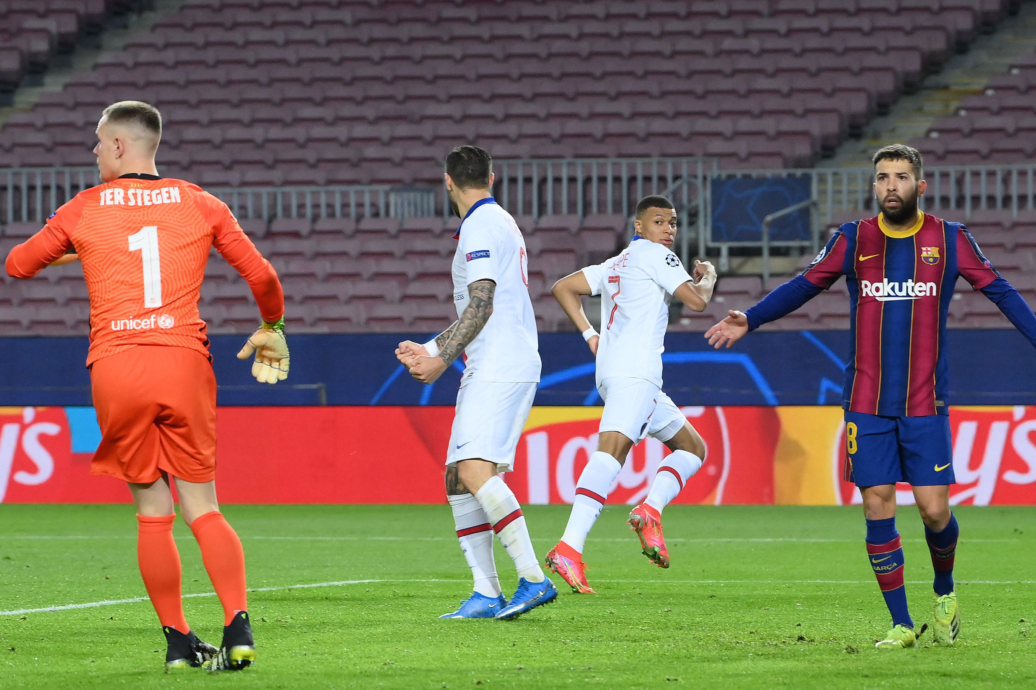 Penyerang PSG Kylian Mbappe berlari merayakan golnya ke gawang Barcelona