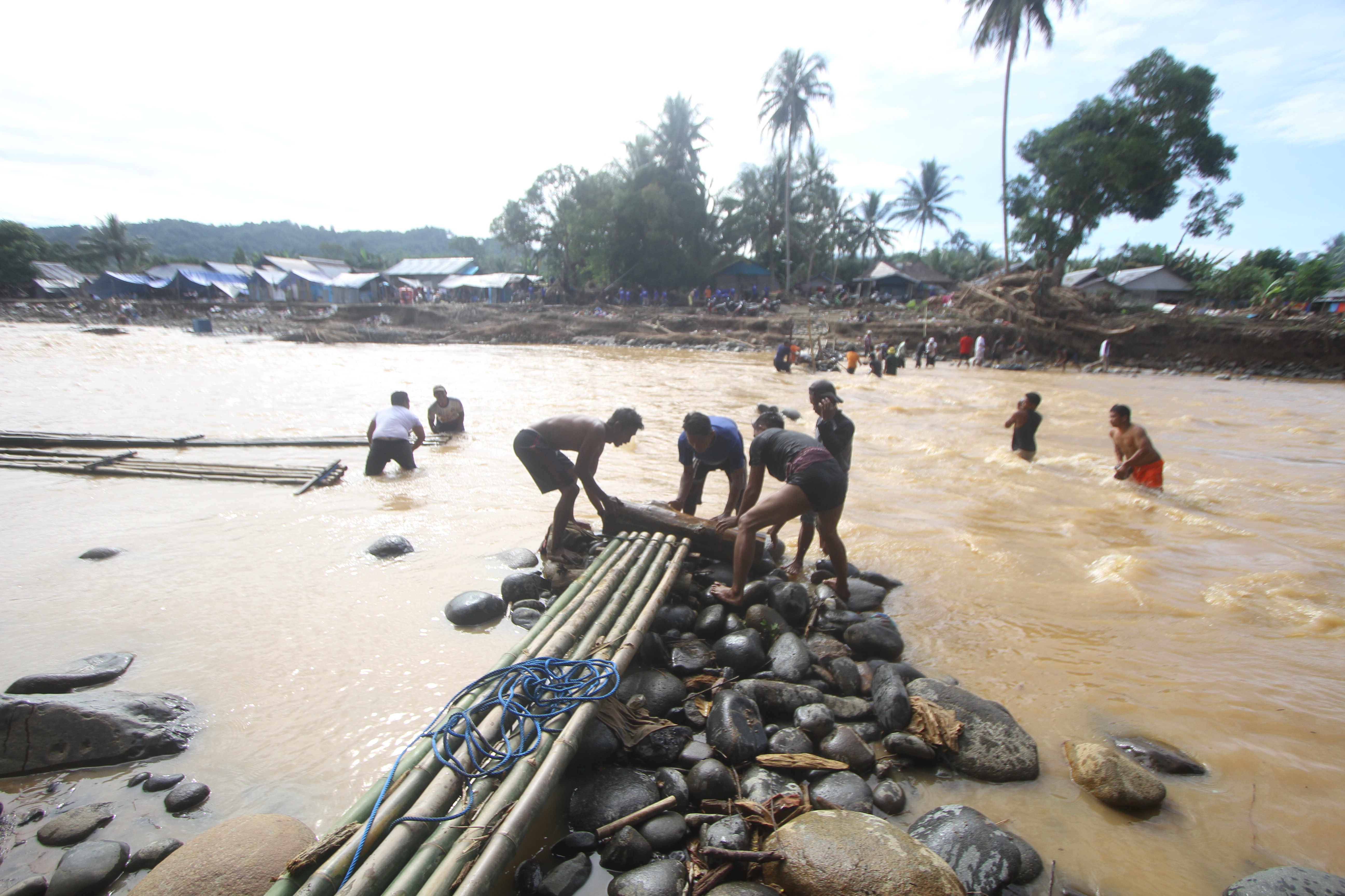Warga bergotong royong membangun jembatan darurat di Desa Alat Kecamatan Hantakan, Kabupaten Hulu Sungai Tengah, Kalimantan Selatan.