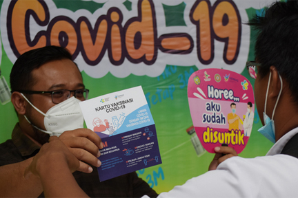  Seorang wartawan memperlihatkan Kartu Vaksinasi COVID-19 seusai disuntik vaksin di Puskesmas Tawangrejo, Kota Madiun, Jatim, Rabu (24/2).