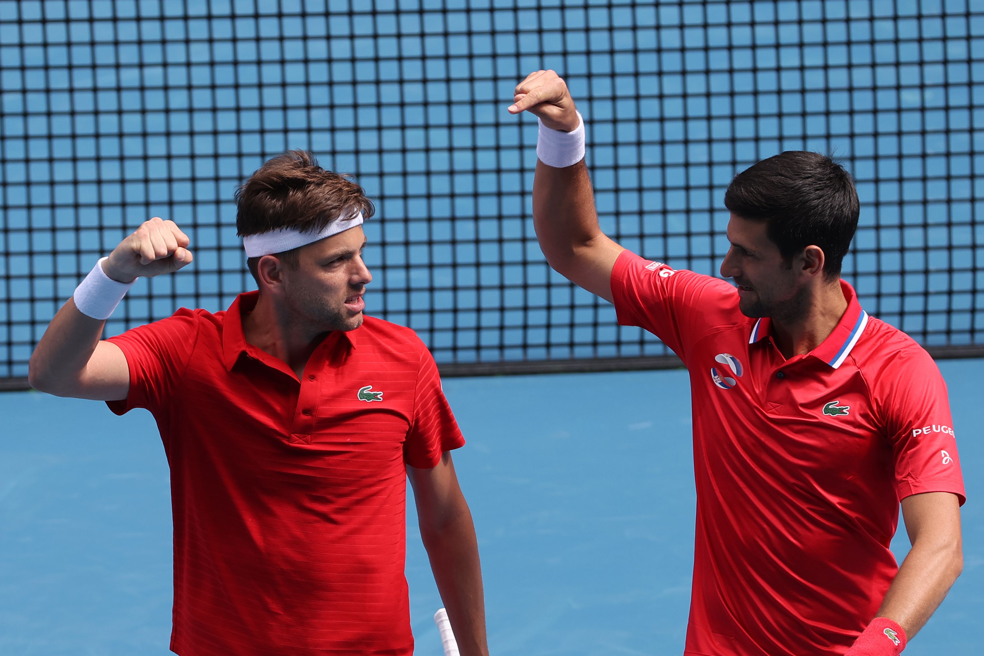 Novak Djokovic (kanan) berpasangan dengan Filip Krajinovic (L)