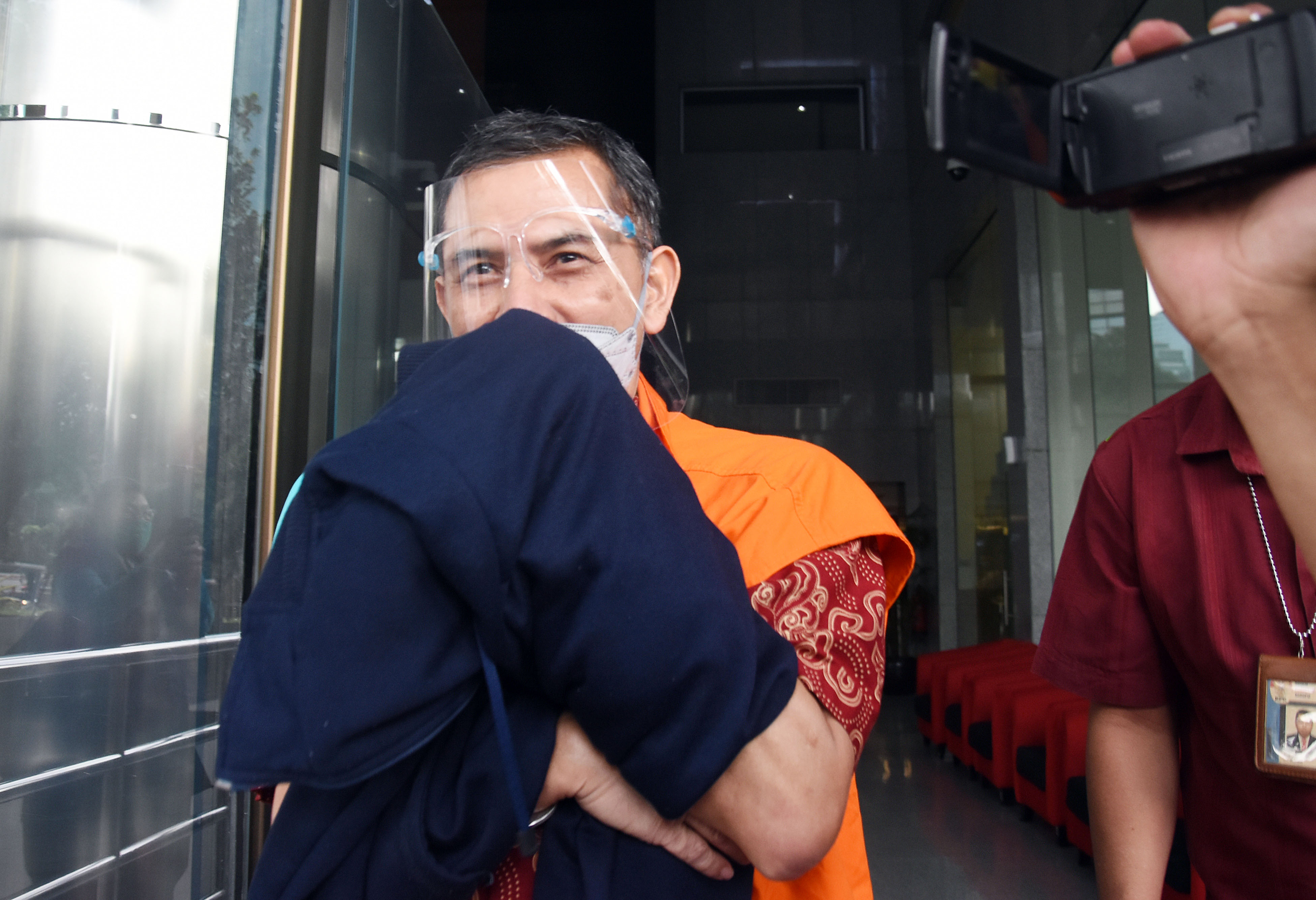 Tersangka Wali Kota Cimahi nonaktif Ajay Muhammad Priatna usai menjalani pemeriksaan di Gedung Merah Putih KPK Jakarta, Selasa (23/2/2021).