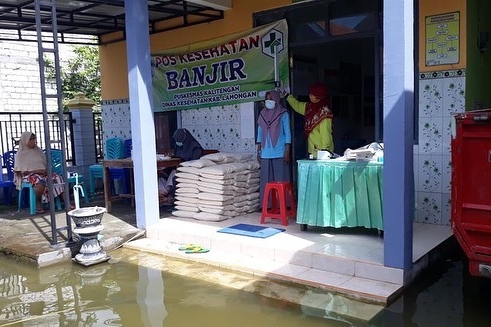 Pemkab Lamongan menyalurkan bantuan beras 30 ton bagi korban banjir Bengawan Jero di enam kecamatan.