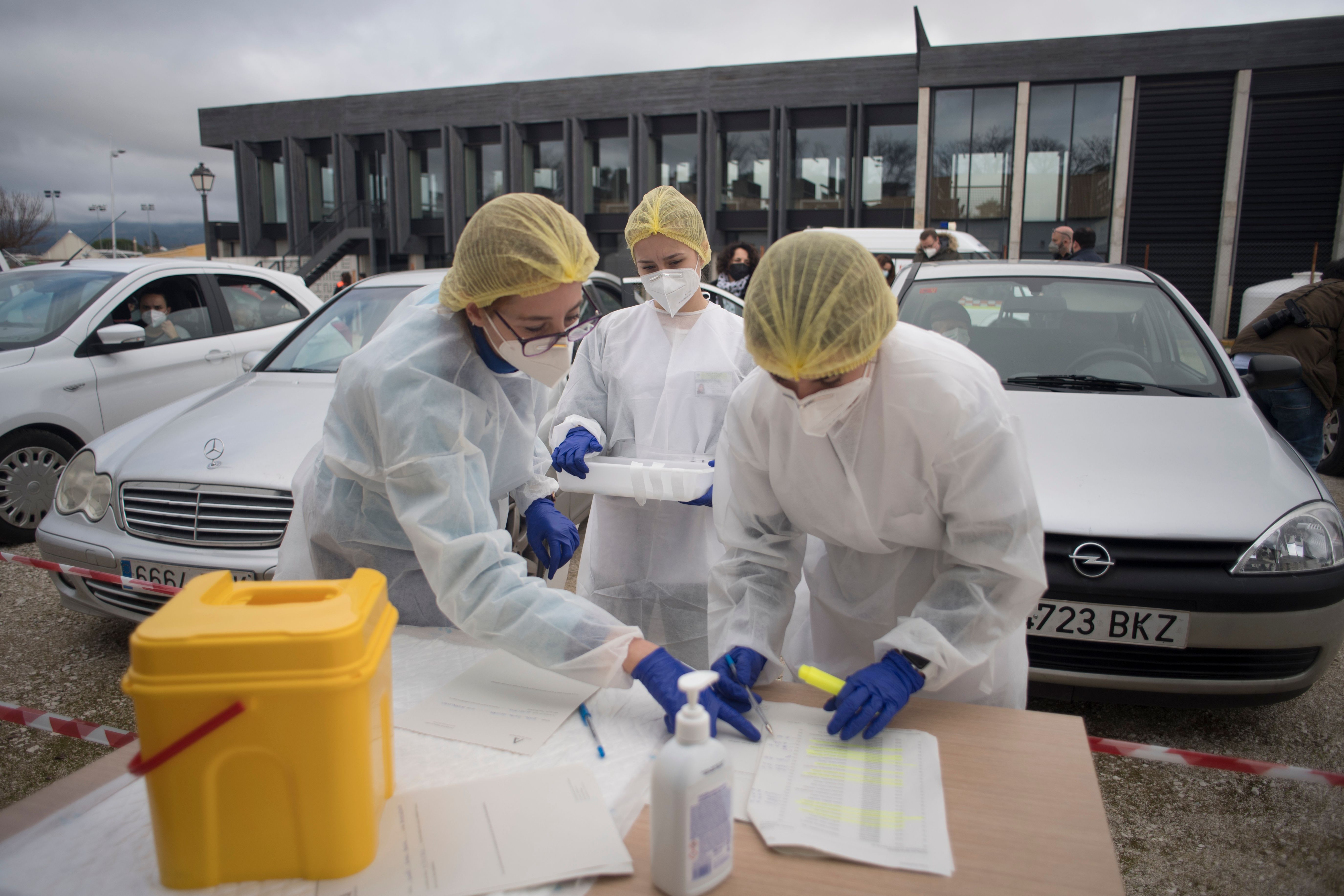 Para perwat mempersiapkan vaksin Covid-19 Pfizer atau BioNTech Covid-19 di Ronda, Spanyol.