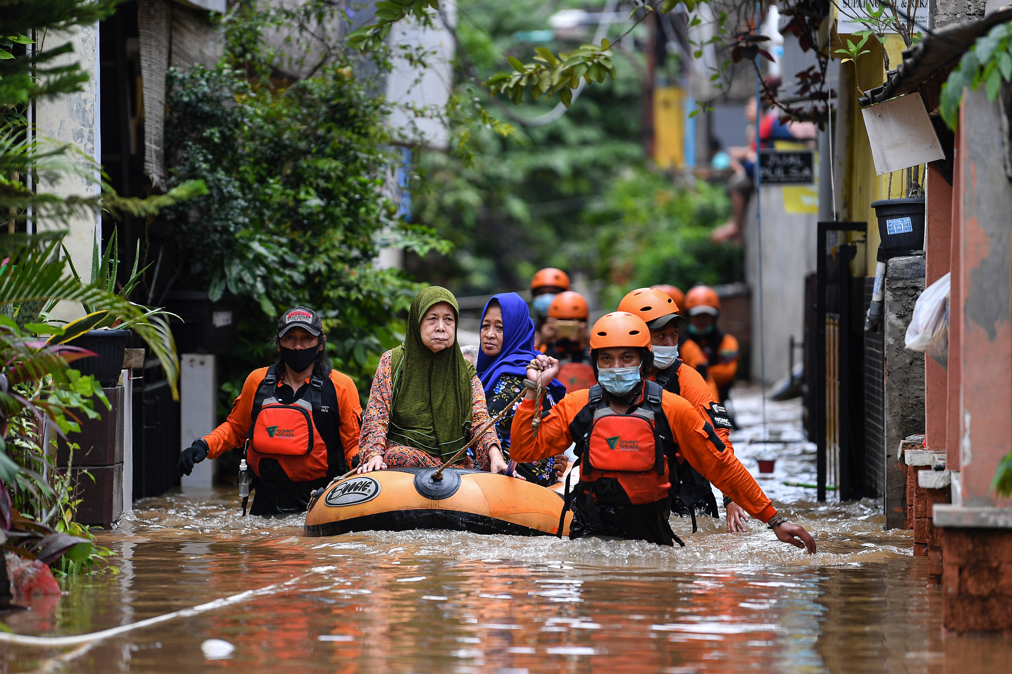 Relawan mengevakuasi warga yang terjebak banjir di Cipinang Melayu, Jakarta.