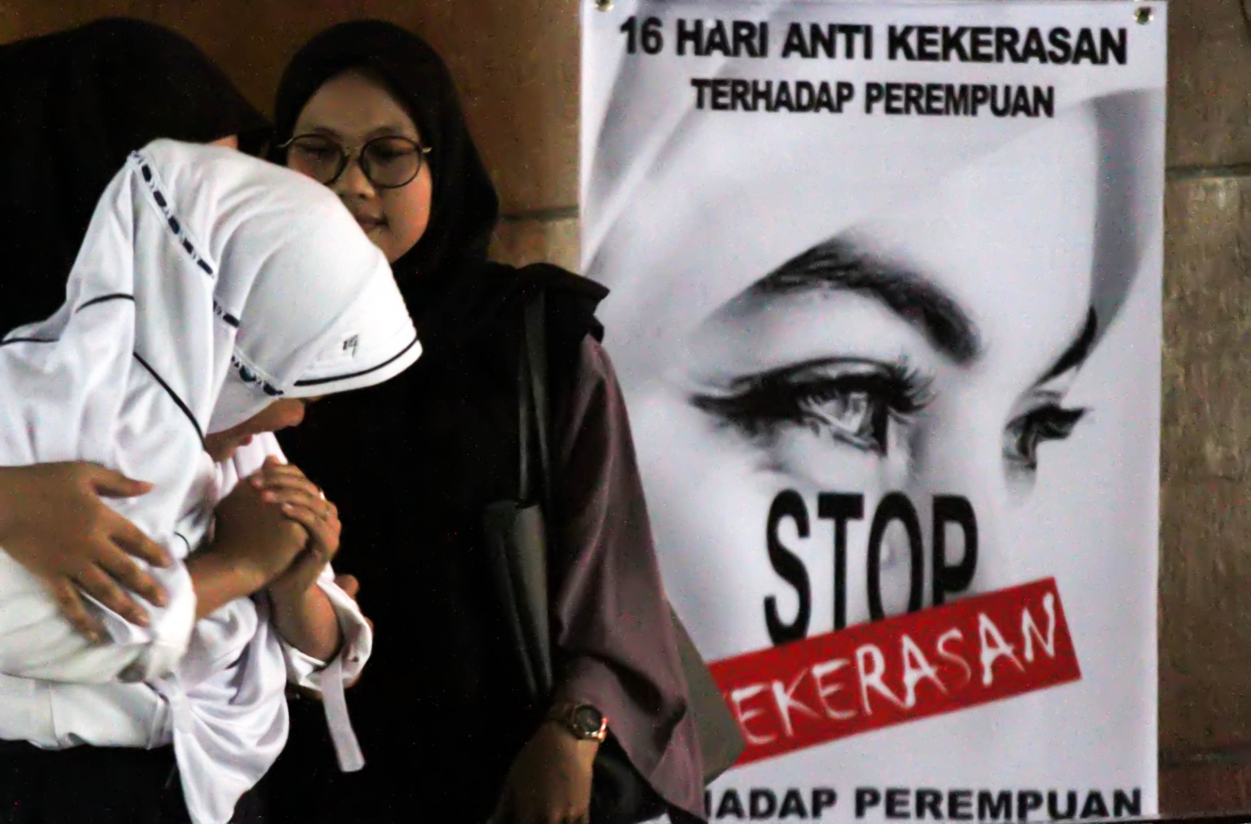 TEATRIKAL STOP KEKERASAN: Pemeran tampil pada aksi teatrikal kampanye Anti Kekerasan Terhadap Perempuan dan Anak di Lhokseumawe, Aceh.
