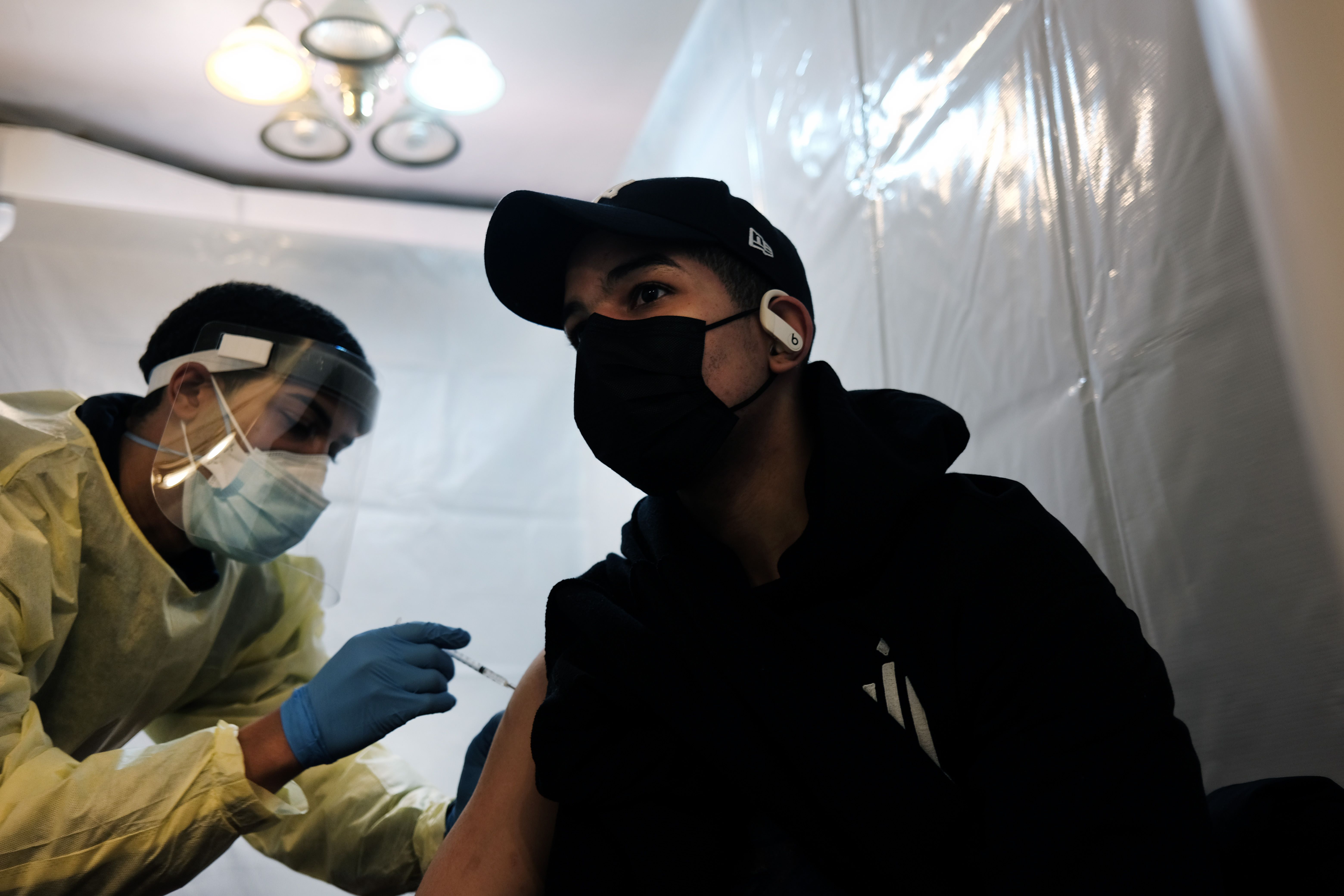 Seorang warga menerima suntikan vaksin covid-19 di New York, Amerika Serikat.