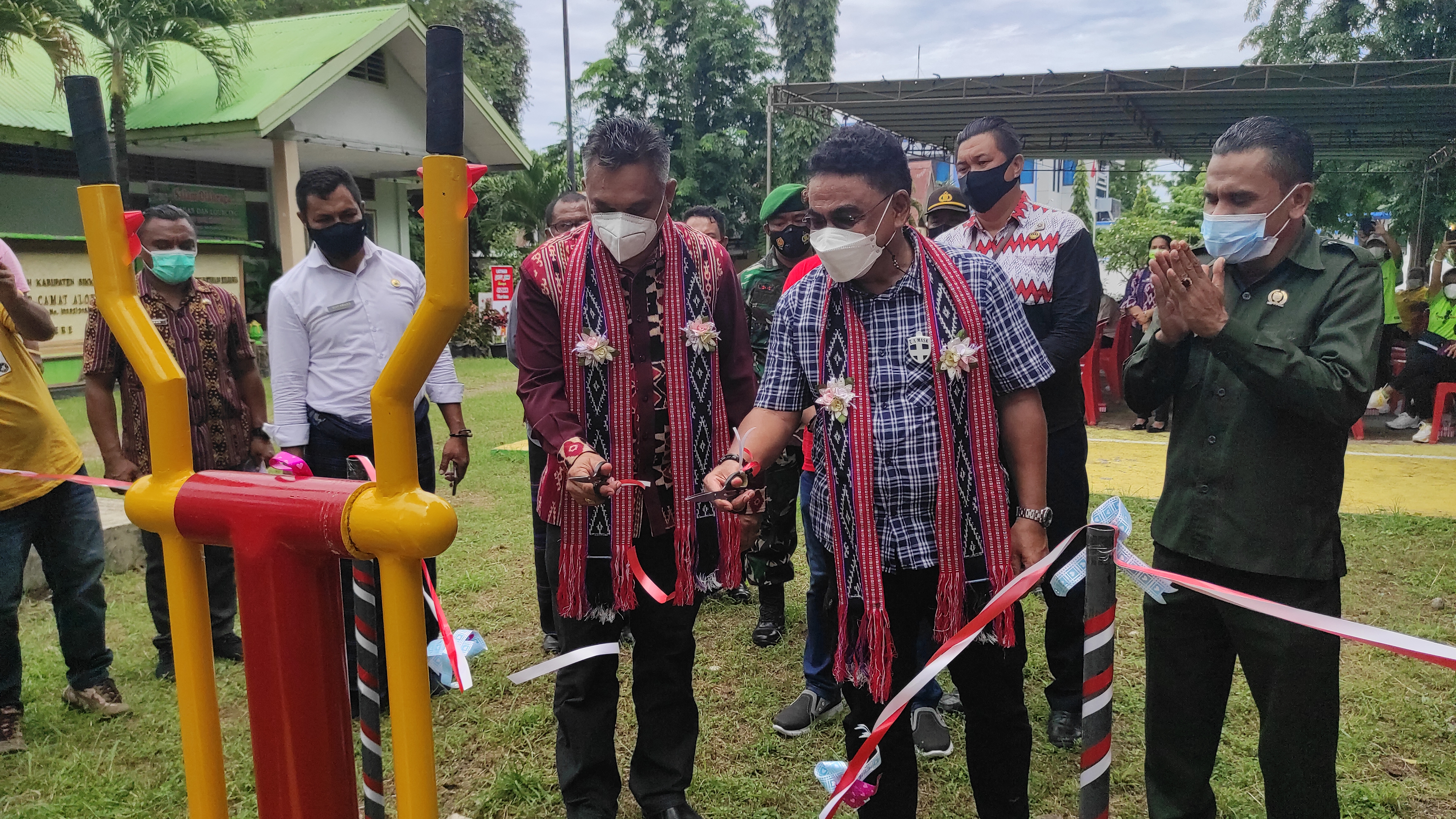 Bupati Sikka Fransiskus Roberto Diogo (bersama anggota DPR RI Andreas Hugo Pareira meresmikan fasilitas olahraga di Sikka, Kamis (25/2/2021)