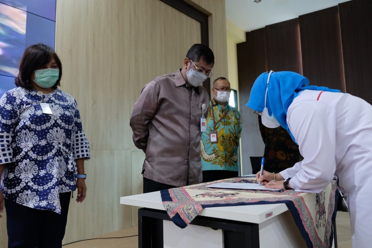 Irjen Kemenperin Masrokhan saksikan ASN Kemenperin menandatangani zona integritas di wilayah satkernya.