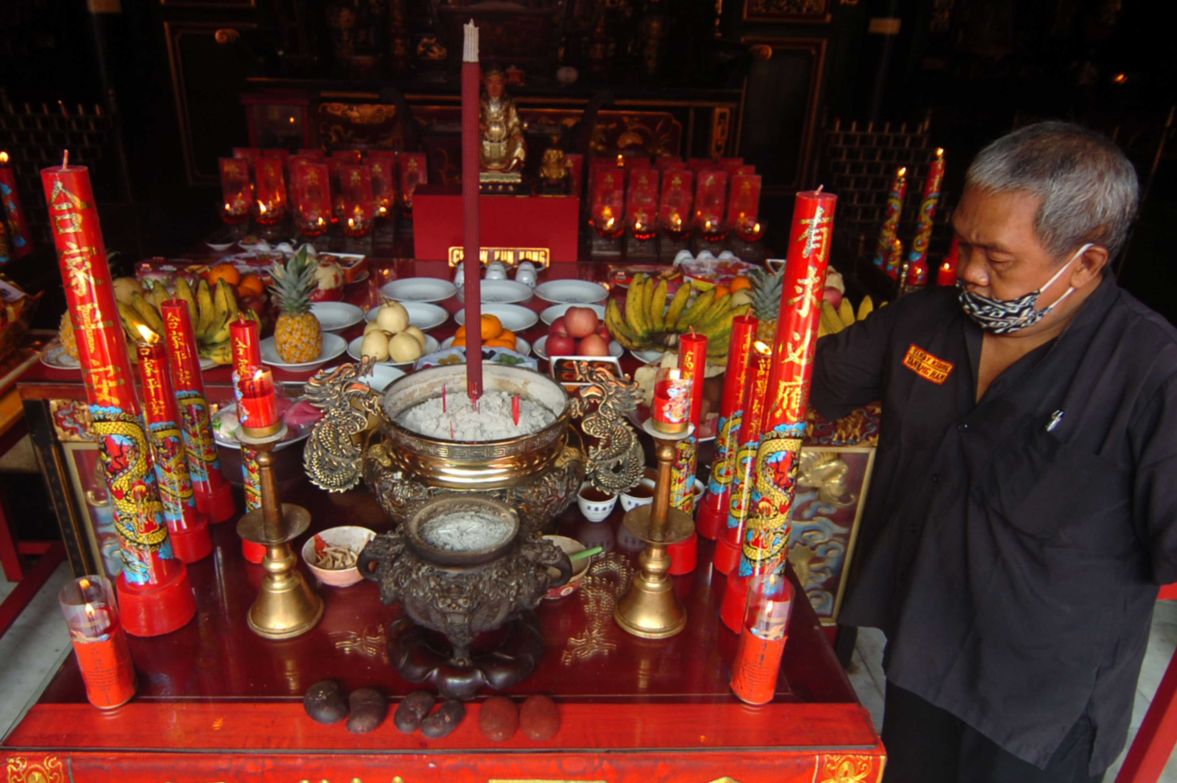 Persiapan perayaan Imlek di Klenteng tek Hay Kiong di Tegal, Jawa tengah