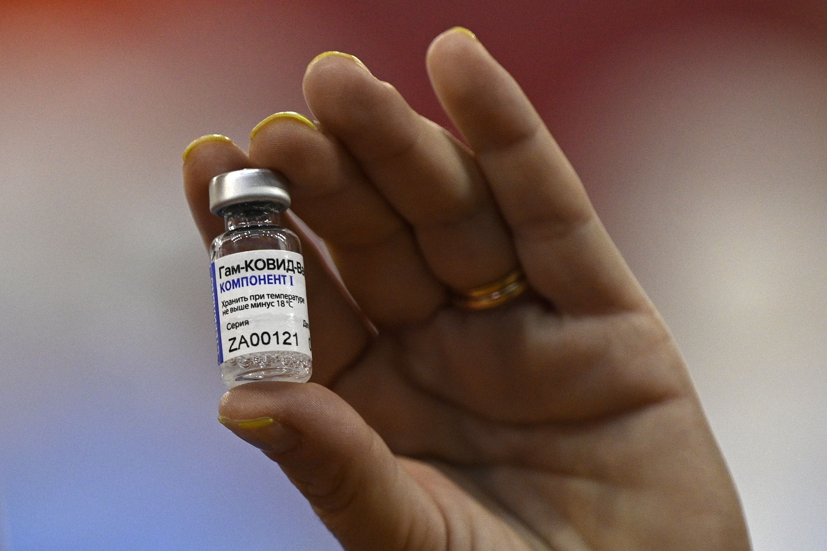 Seorang pekerja kesehatan menunjukkan vaksin covid-19 Sputnik V buatan Rusia di Buenos Aires, Argentina.