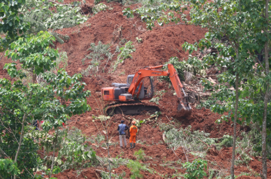 Petugas mengoperasikan alat berat untuk mencari korban tanah longsor di Desa Ngetos, Nganjuk, Jawa Timur, Senin (15/2/2021)