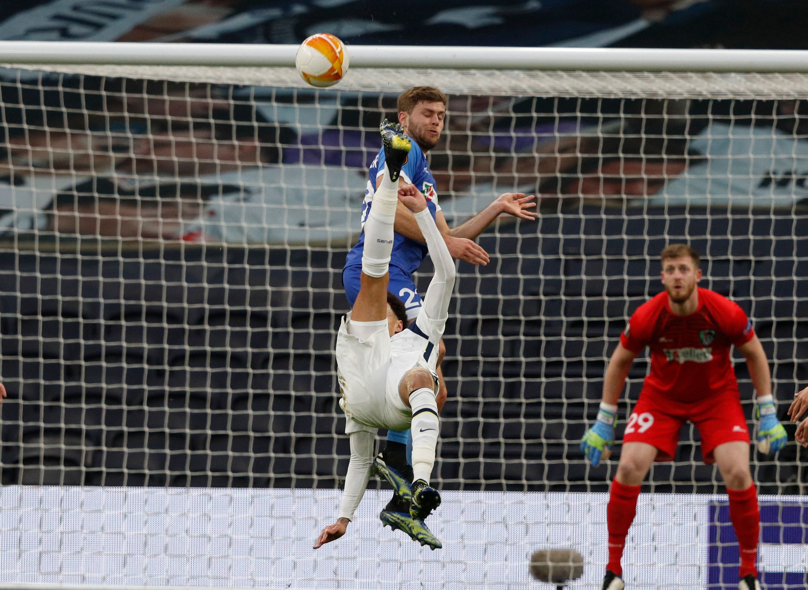 Dele Alli mencetak gol dengan tendangan salto ke gawang Wolfsberg