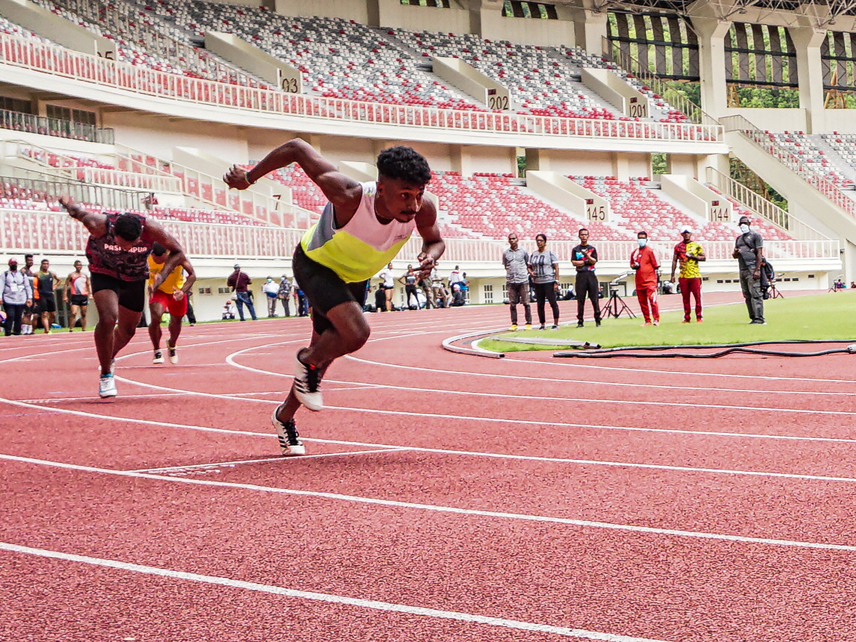 Sejumlah atlet uji coba lari 200 meter di lintasan lari Stadium Lukas Enembe, Sentani, Kabupaten Jayapura, beberapa waktu lalu.