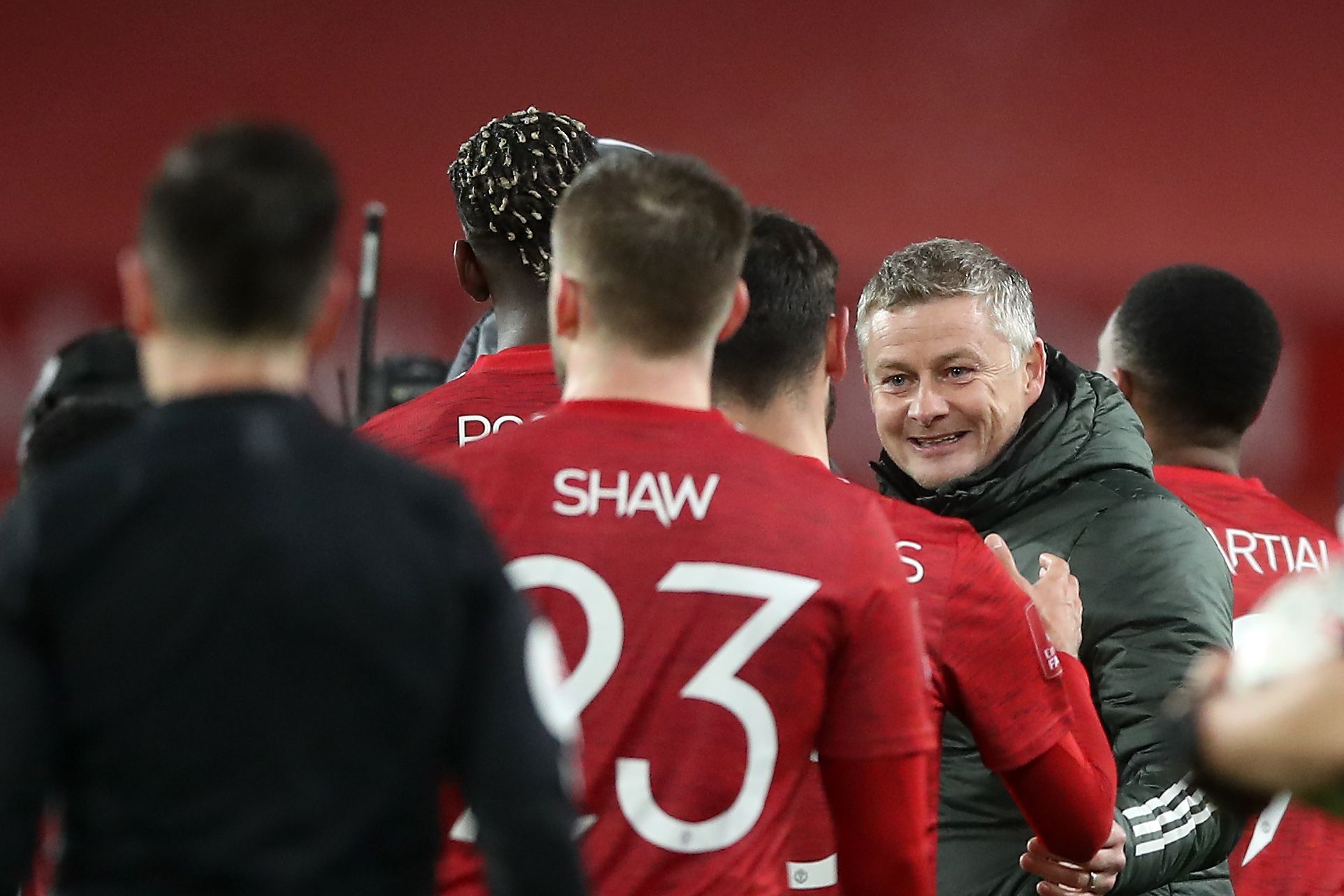  Manajer Manchester United, Ole Gunnar Solskjaer (menghadap kamera), menyambut para pemainnya. 