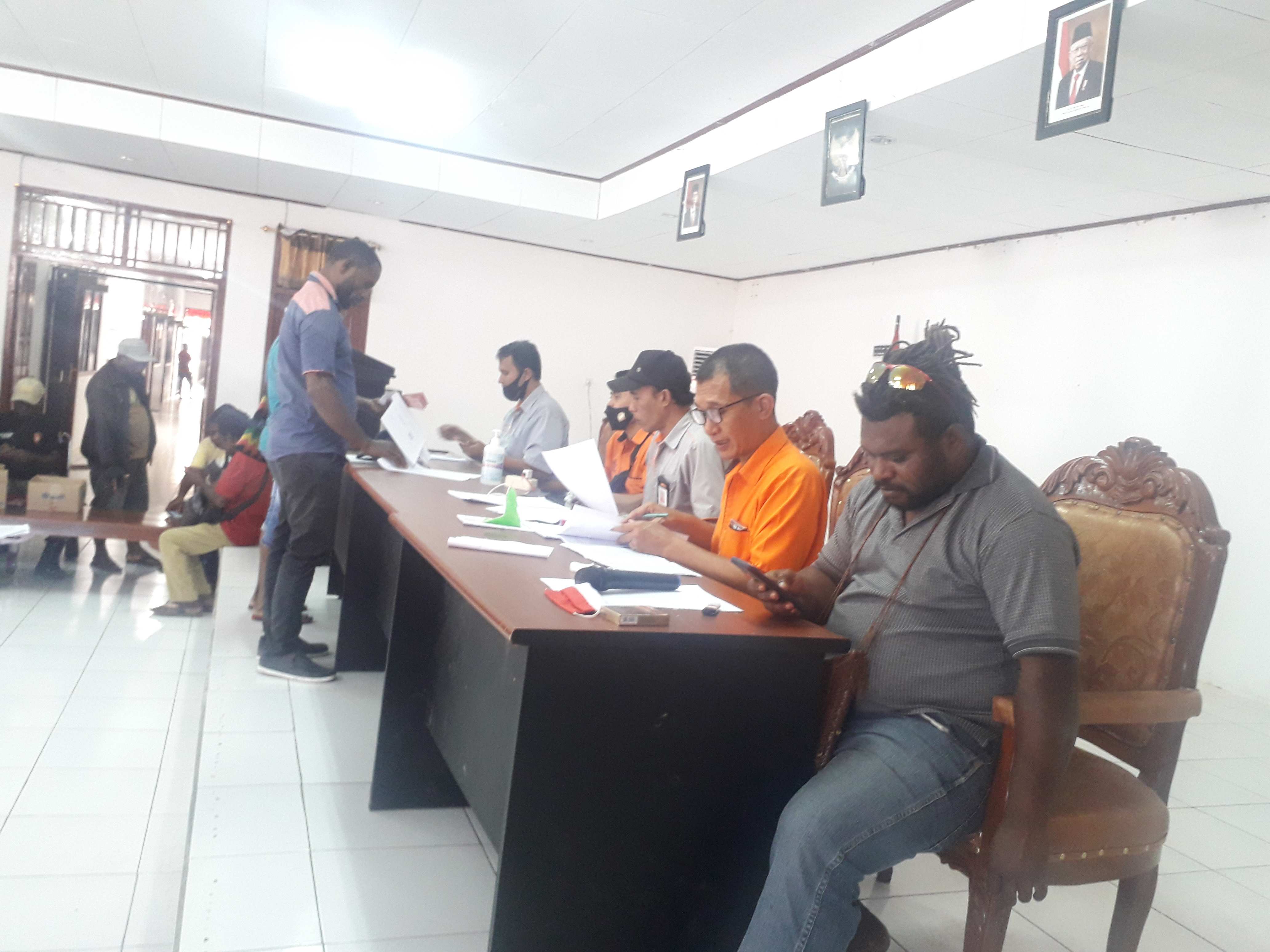 Suasana pembagian  Bantuan Pangan Non Tunai di Kabupaten Maybrat, Papua Barat, Jumat (5/2/2021).