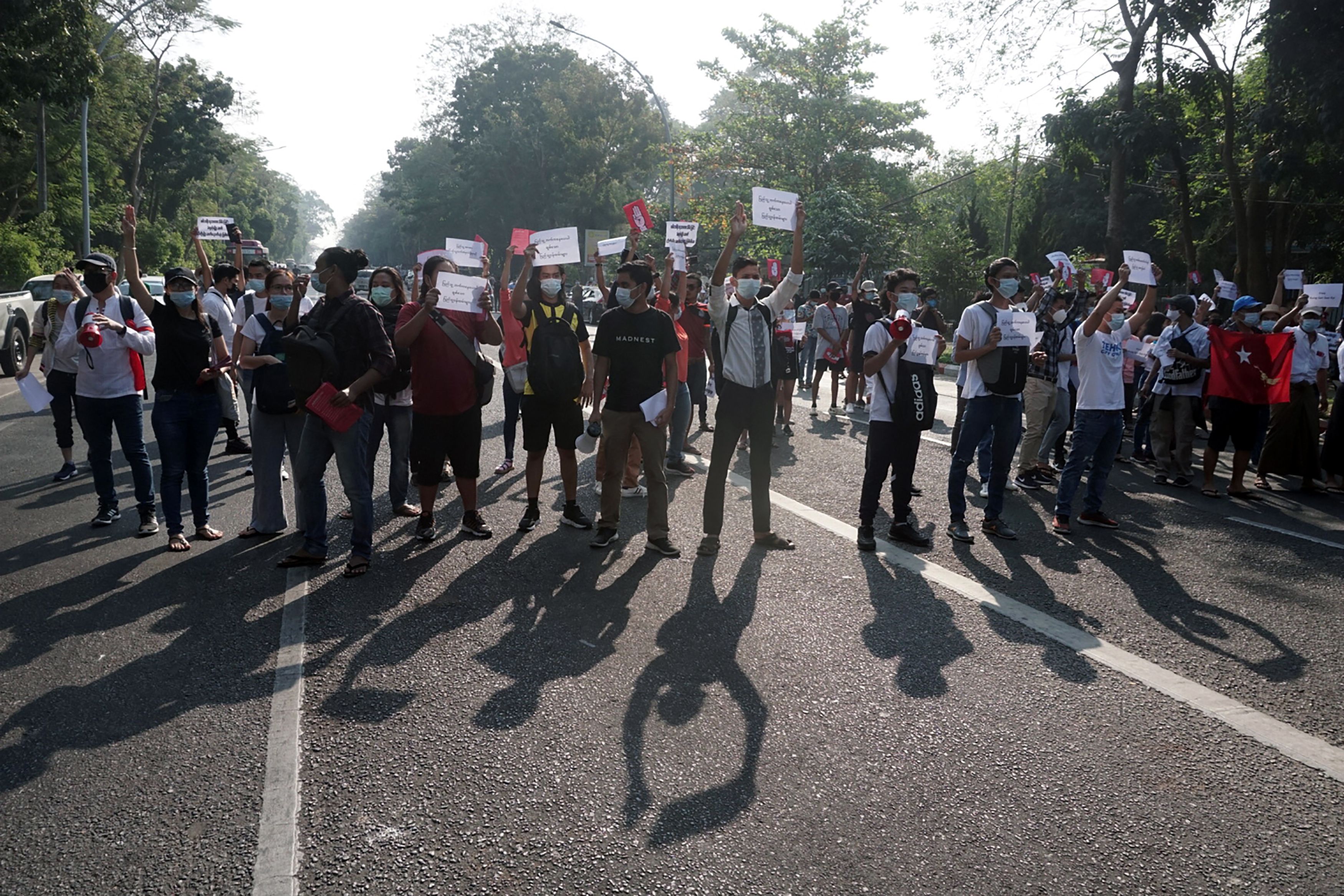 Para demonstran melakukan unjuk rasa menentang kudeta militer di Kota Yangon, Myanmar, Minggu (7/2). 