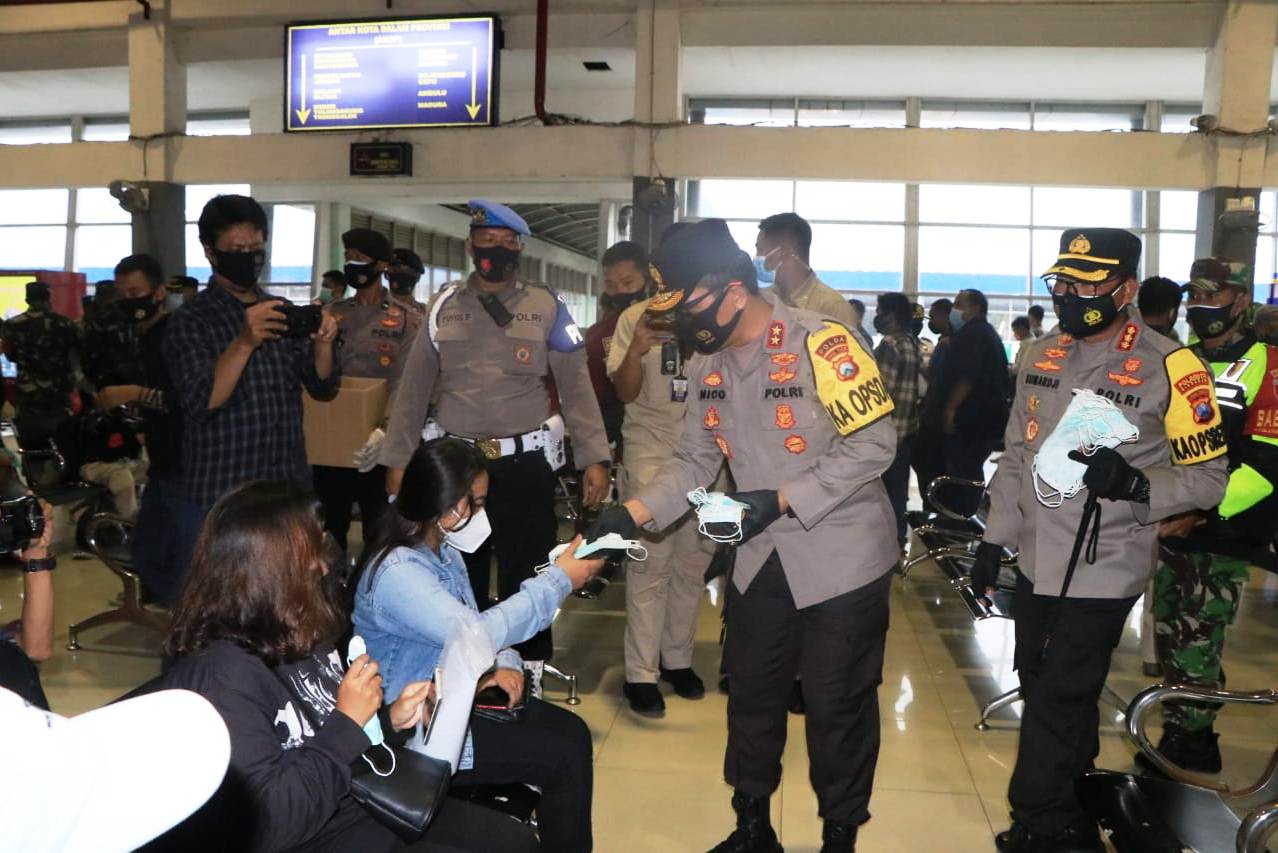 Kapolda Jatim, Pangdam V Brawijaya, Pangkoarmada II Bagikan Masker