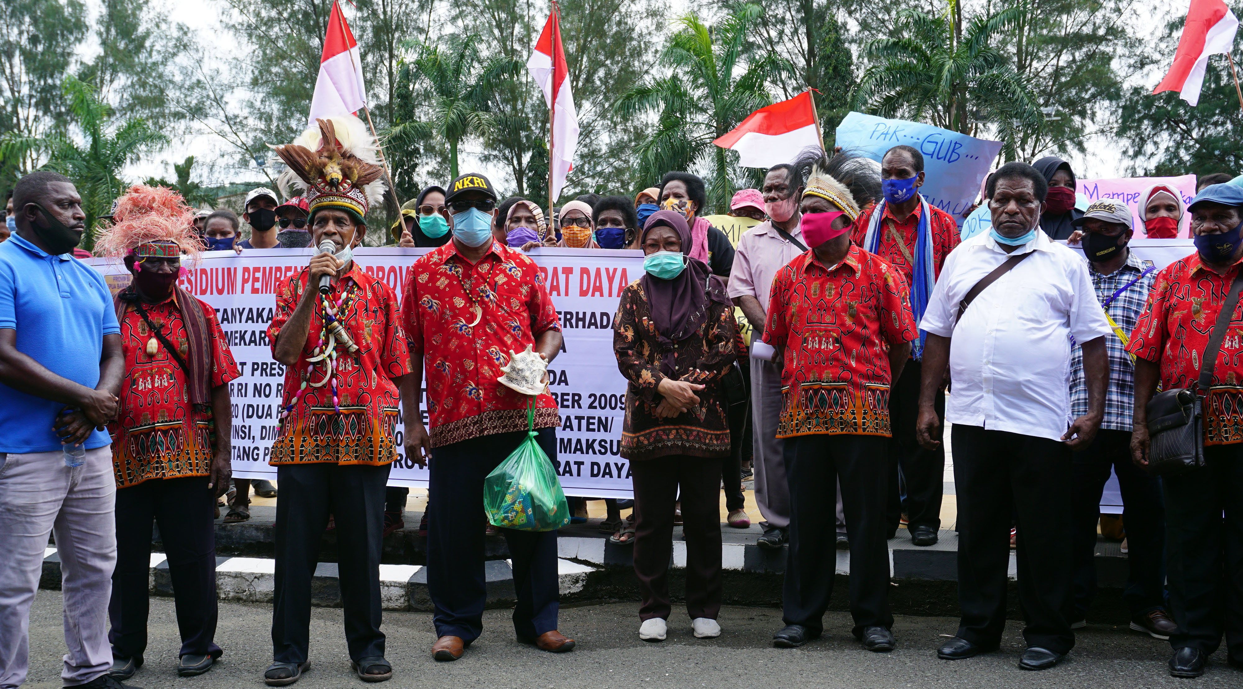 Sejumlah Kepala Suku Asli Papua bersama warga melakukan unjuk rasa damai meminta pemekaran Papua Barat Daya bagian dari Otsus Papua.