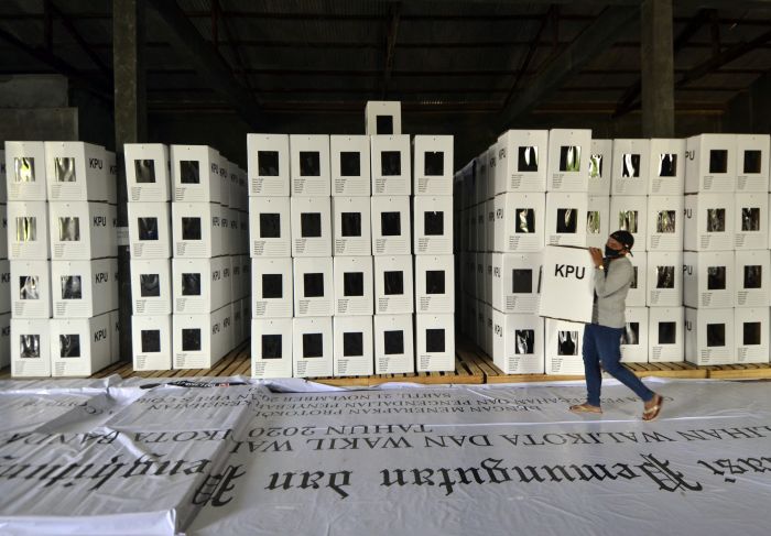 Pekerja menyusun kotak suara untuk Pemilihan Kepala Daerah (Pilkada) Kota Bandar Lampung, jelang pemungutan suara 9 Desember 2020.  