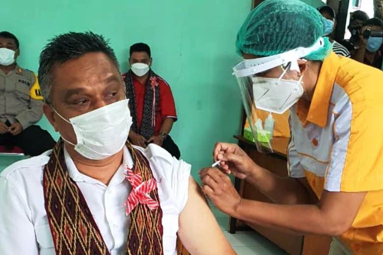 .Bupati Sikka Fransiskus Roberto Diogo dan Kajari Sikka, Fahmi melakukan penyuntikan vaksin Covid-19 di Puskesmas Wolomarang.