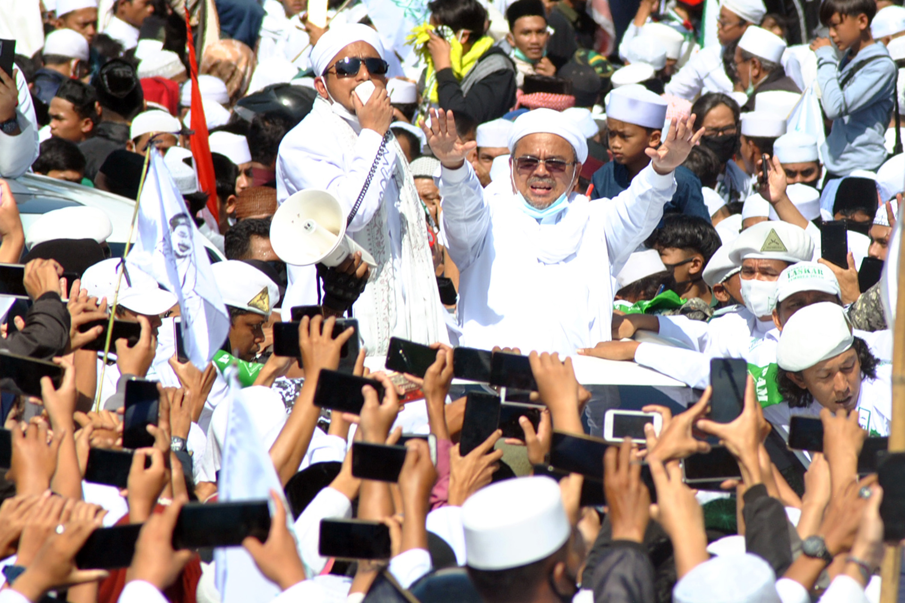 Rizieq Shihab menyapa ribuan jamaah di Puncak, Ciawi, Kabupaten Bogor, Jawa Barat, Jumat (13/11/2020). 