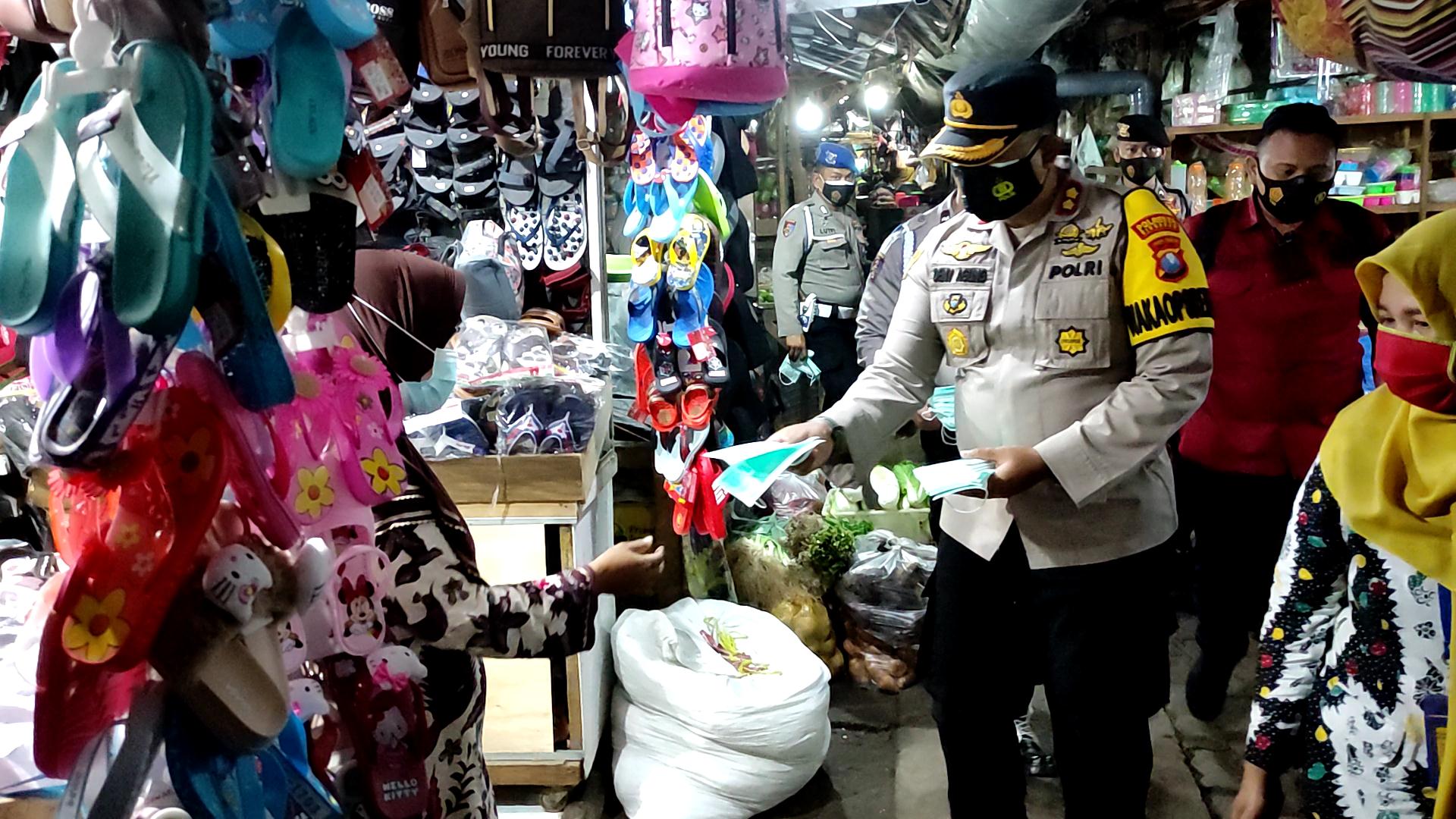 Polisi Sidoarjo Bagikan Masker di Pasar