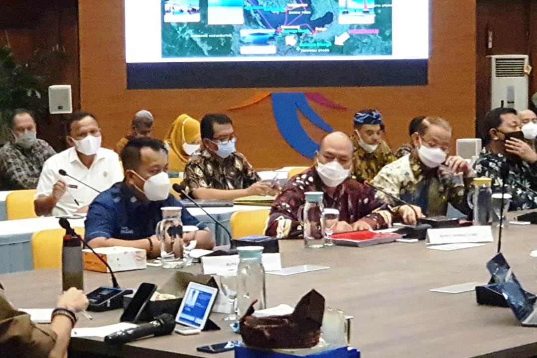 Bupati Taput Nikson Nababan (kiri) memberikan gambaran pengembangan pariwisata Taput kepada Menparekraf Sandiaga Uno di Jakarta, Rabu (17/2)