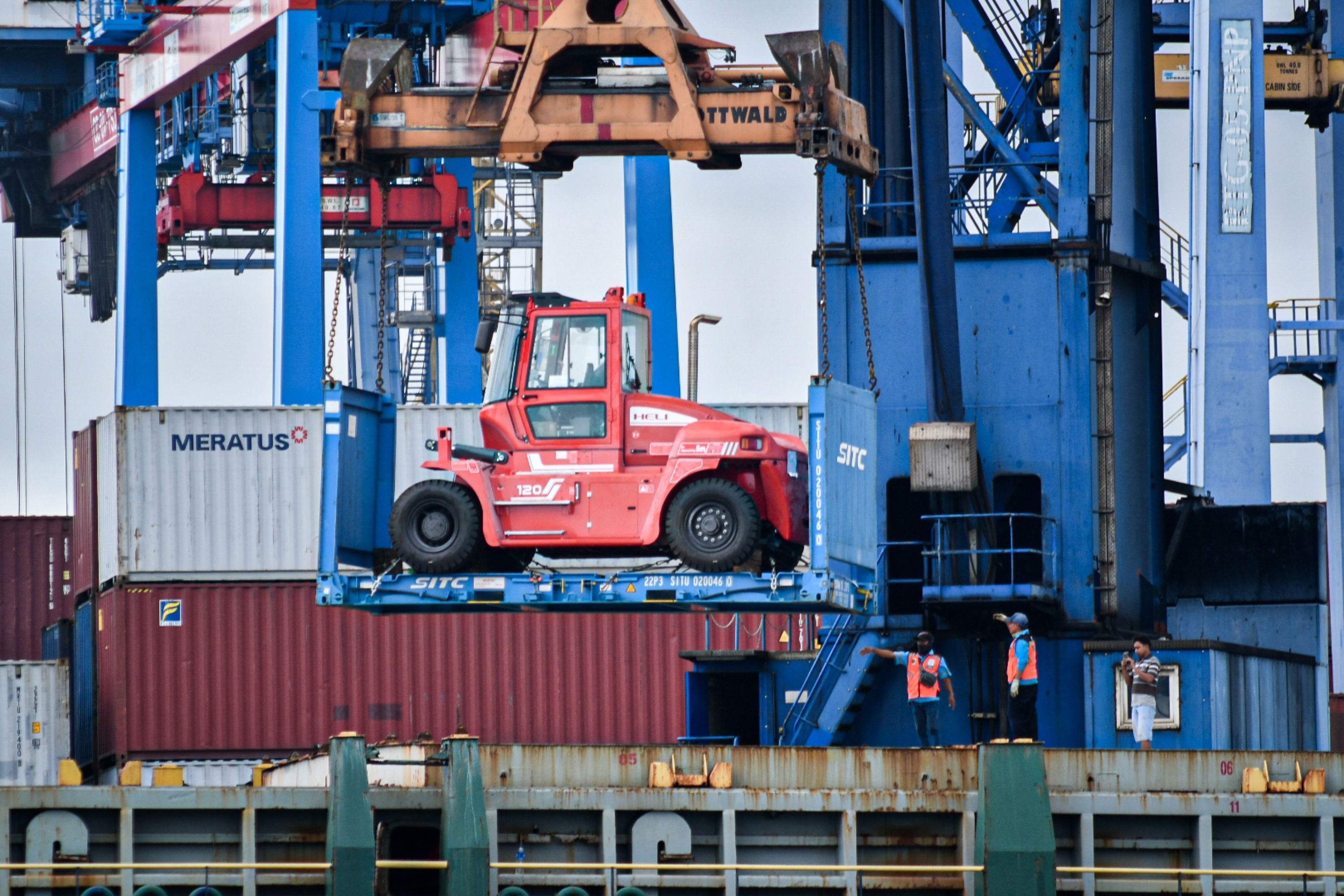 Aktivitas bongkar muat peti kemas di Pelabuhan Tanjung Priok, Jakarta.