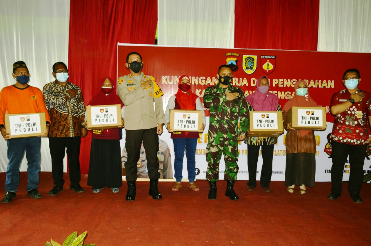 Pembagian paket sembako kepada warga terdampak covid-19.