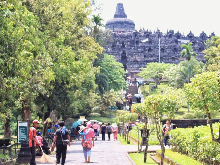  Candi Borobudur tidak termasuk empat tempat disucikan yang tercantum dalam kitab agama Budha.