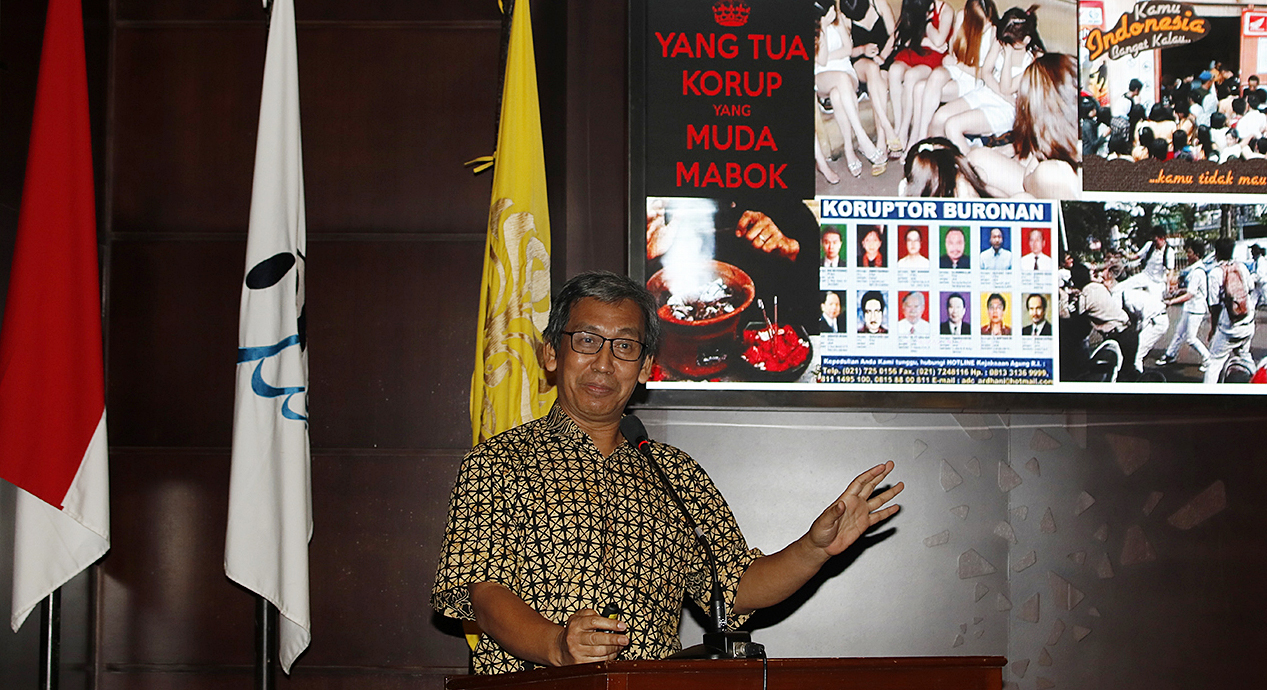  Pakar Psikologi Politik Hamdi Muluk menyampaikan paparan dalam diskusi Forum Kebangsaan Universitas Indonesia.