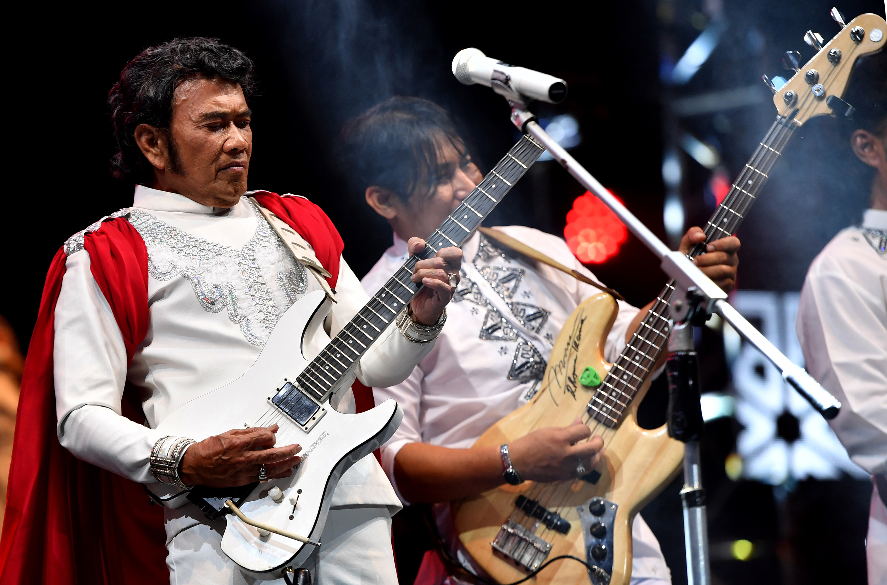 Musisi dangdut Rhoma Irama bersama Soneta beraksi saat tampil pada hari kedua Synchronize Fest 2018 di Gambir Expo, Kemayoran.