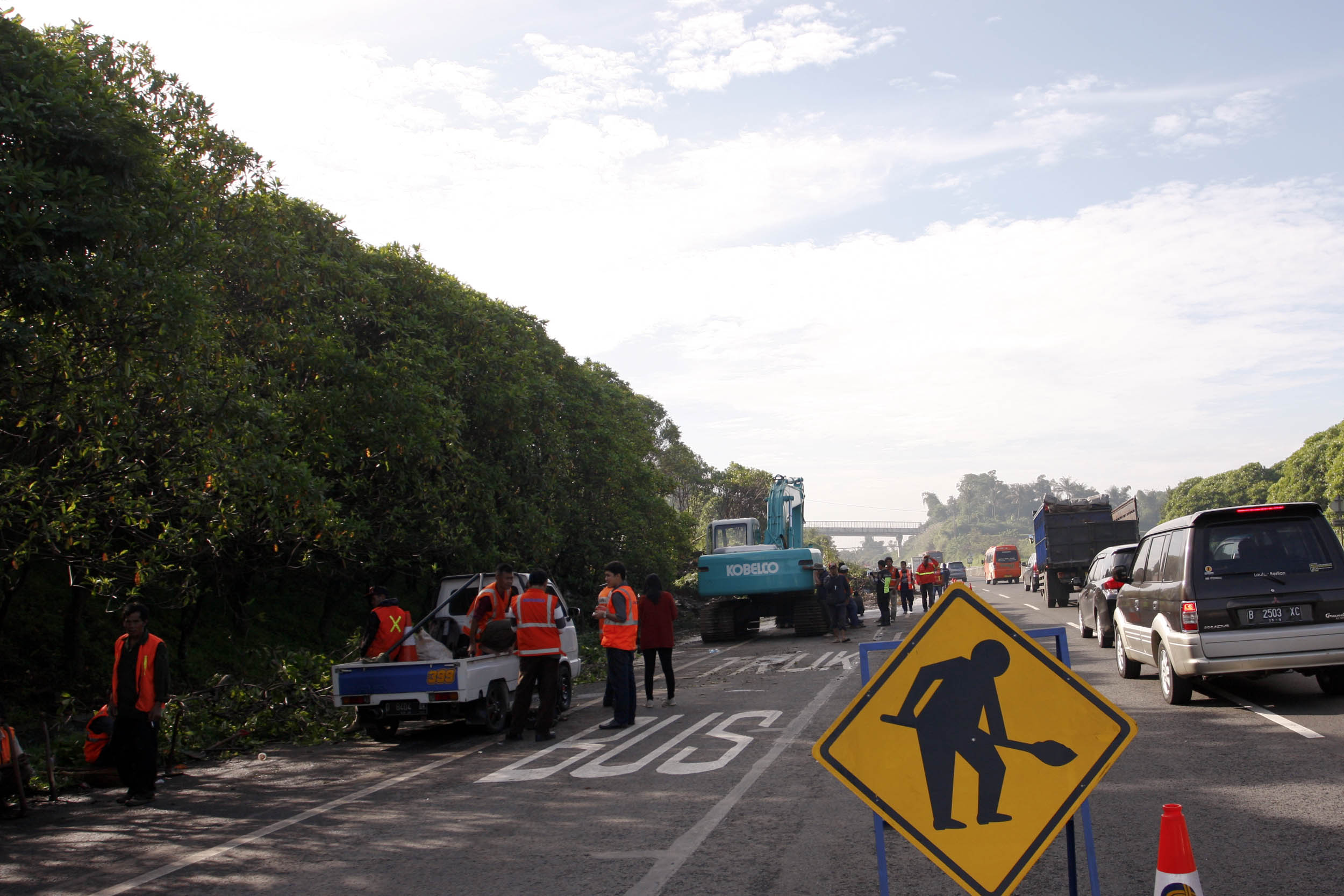 Perawatan infrastruktur jalan bebas hambatan (Tol) untuk meningkatkan pelayanan pengguna.